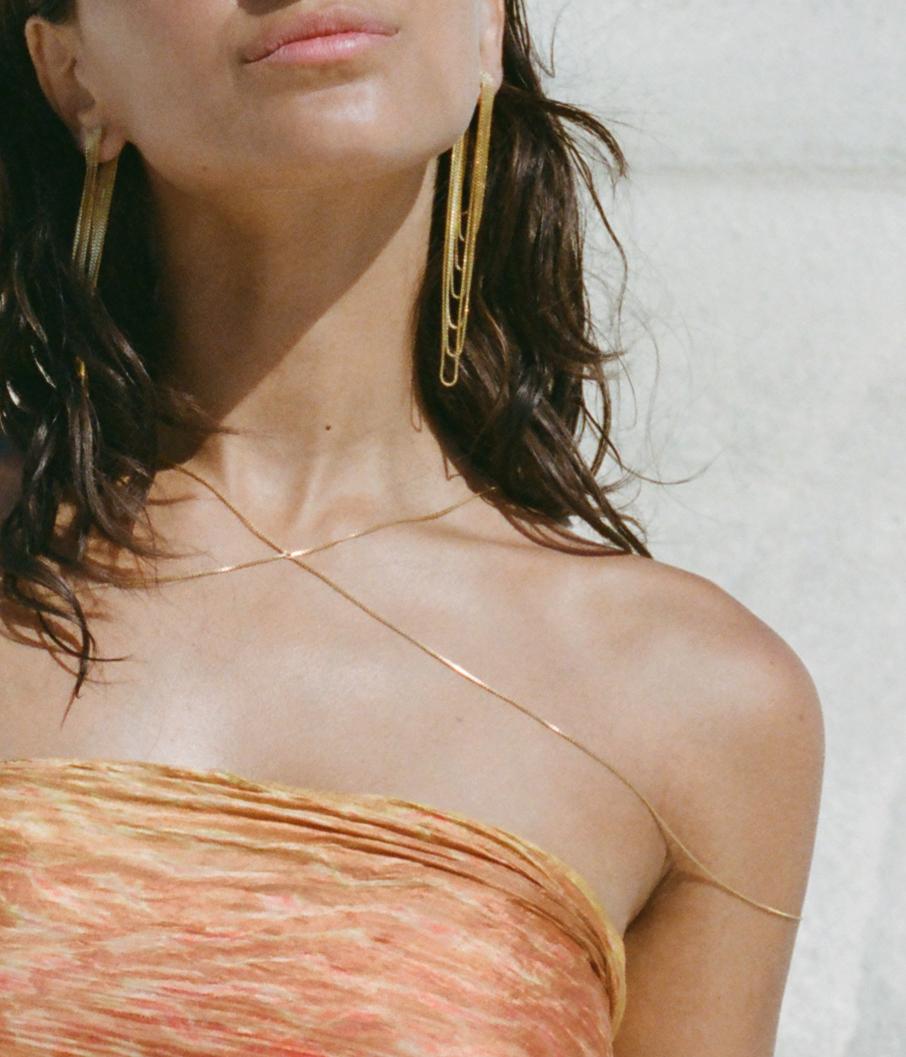 The tiny dancer MAXI earrings 

The way the tiny dancer  earrings highlight, makes them look like the continuation of your hair. The backings of the earrings are attached to the chains giving this beautiful result. They are made out of  seven gold