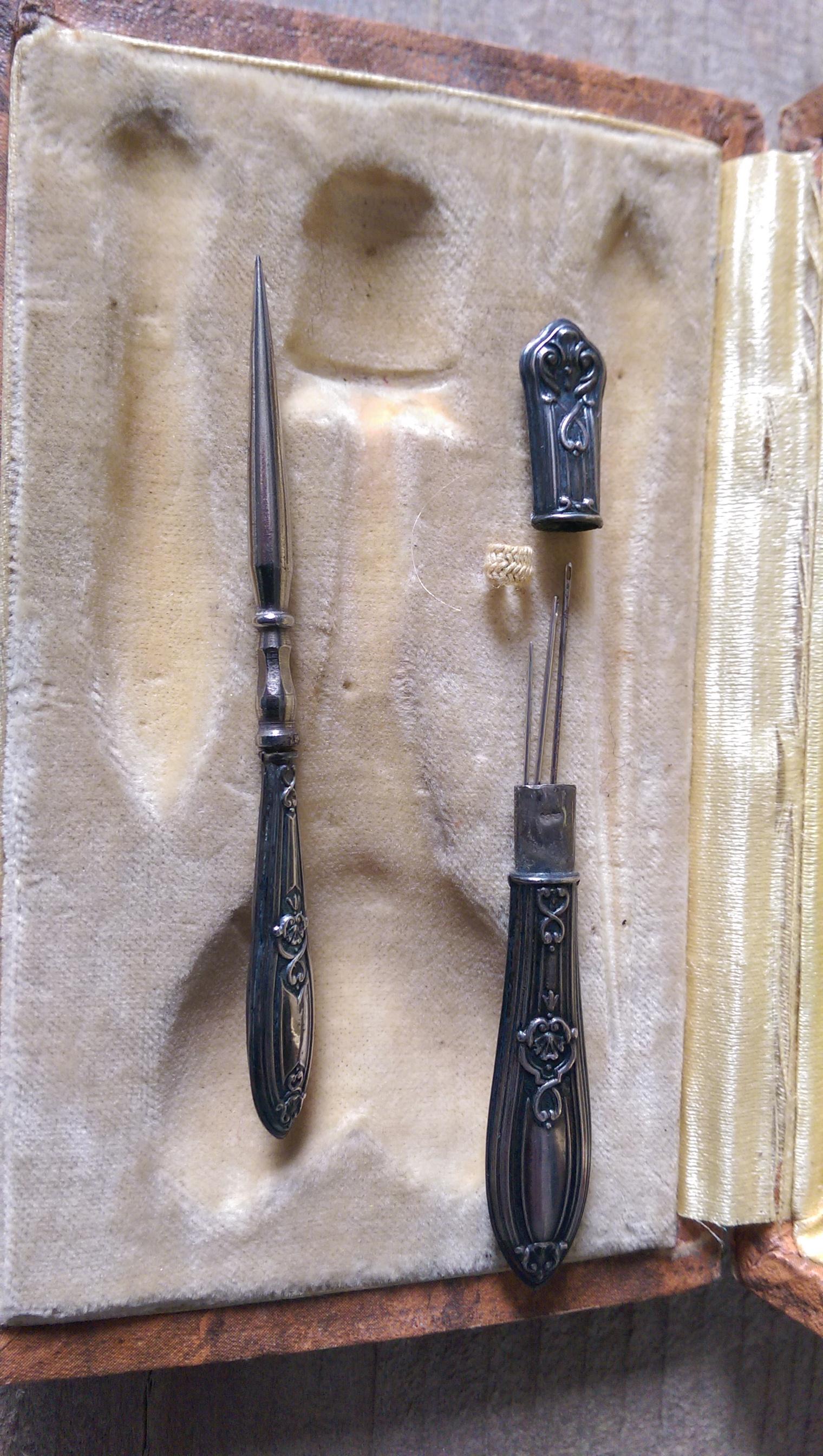 Silver 1914 Sewing Kit For Sale 3