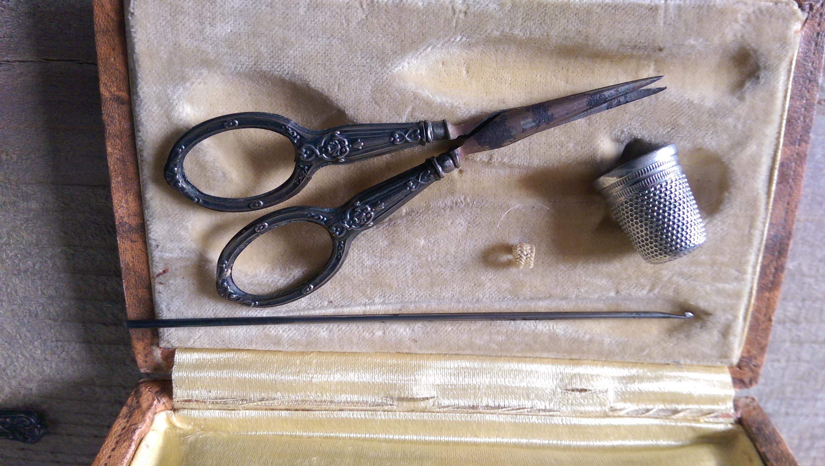 Silver 1914 Sewing Kit For Sale 4