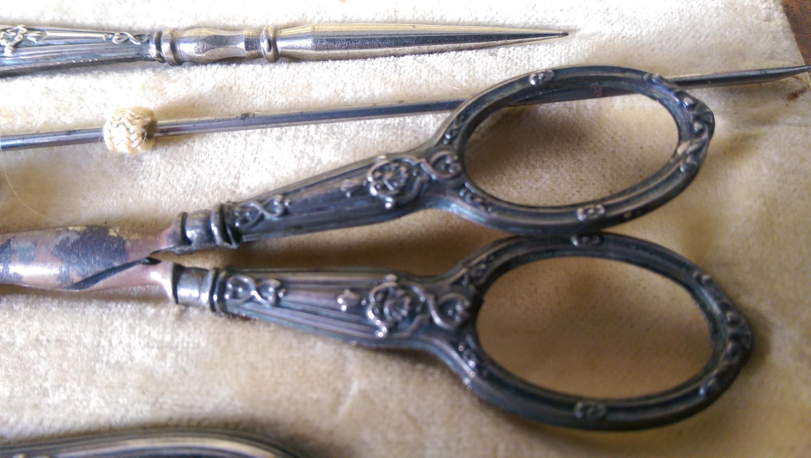 Silver 1914 Sewing Kit For Sale 7