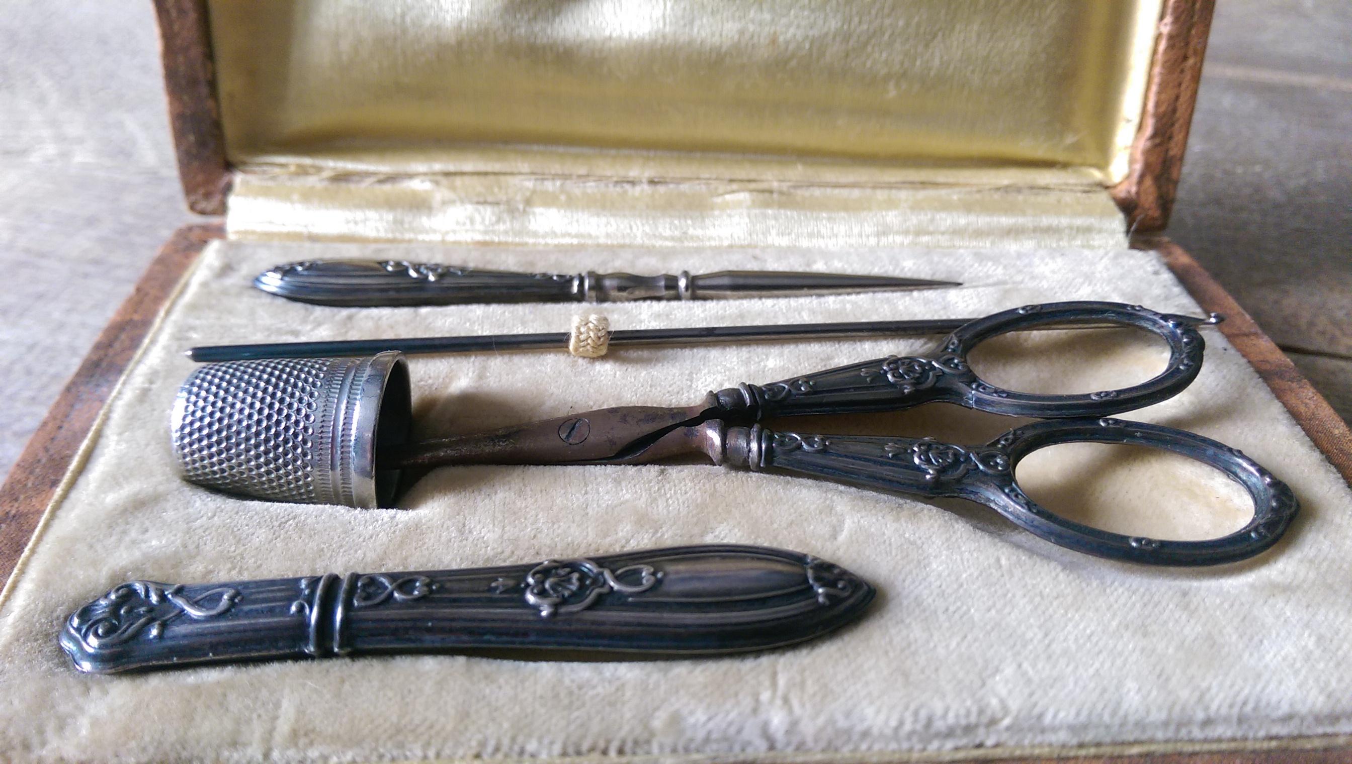 Silver 1914 Sewing Kit For Sale 9