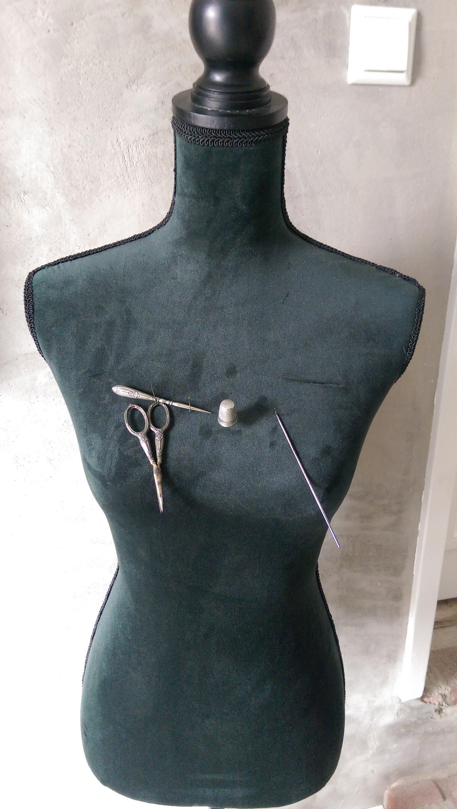 Silver 1914 Sewing Kit For Sale 1