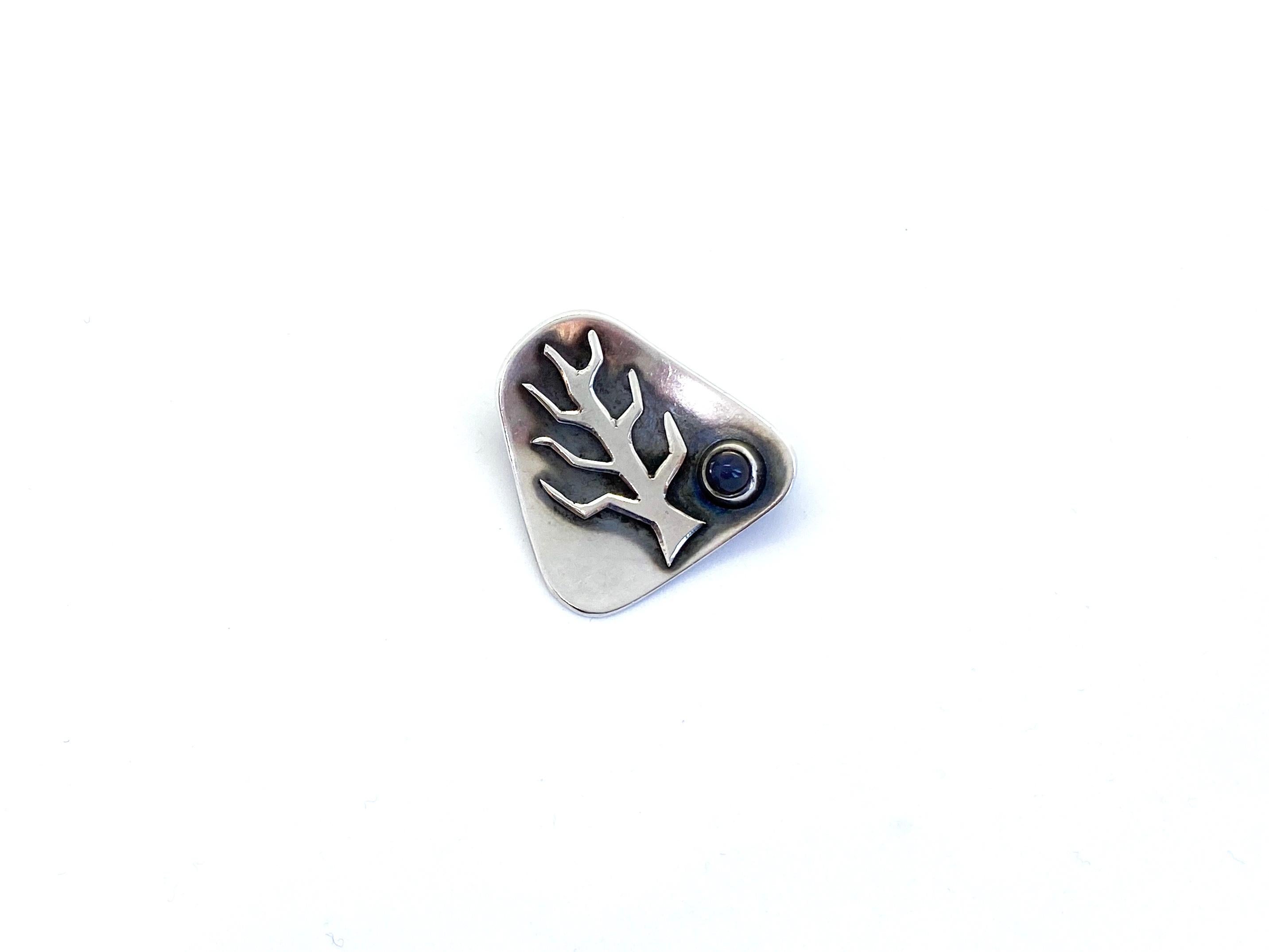 Silver 1957 Sweden Waldemar Jonsson Moonstone Brooch
Height 3.7cm, width 3.5cm, depth 1.7cm
Weight 12.4 g