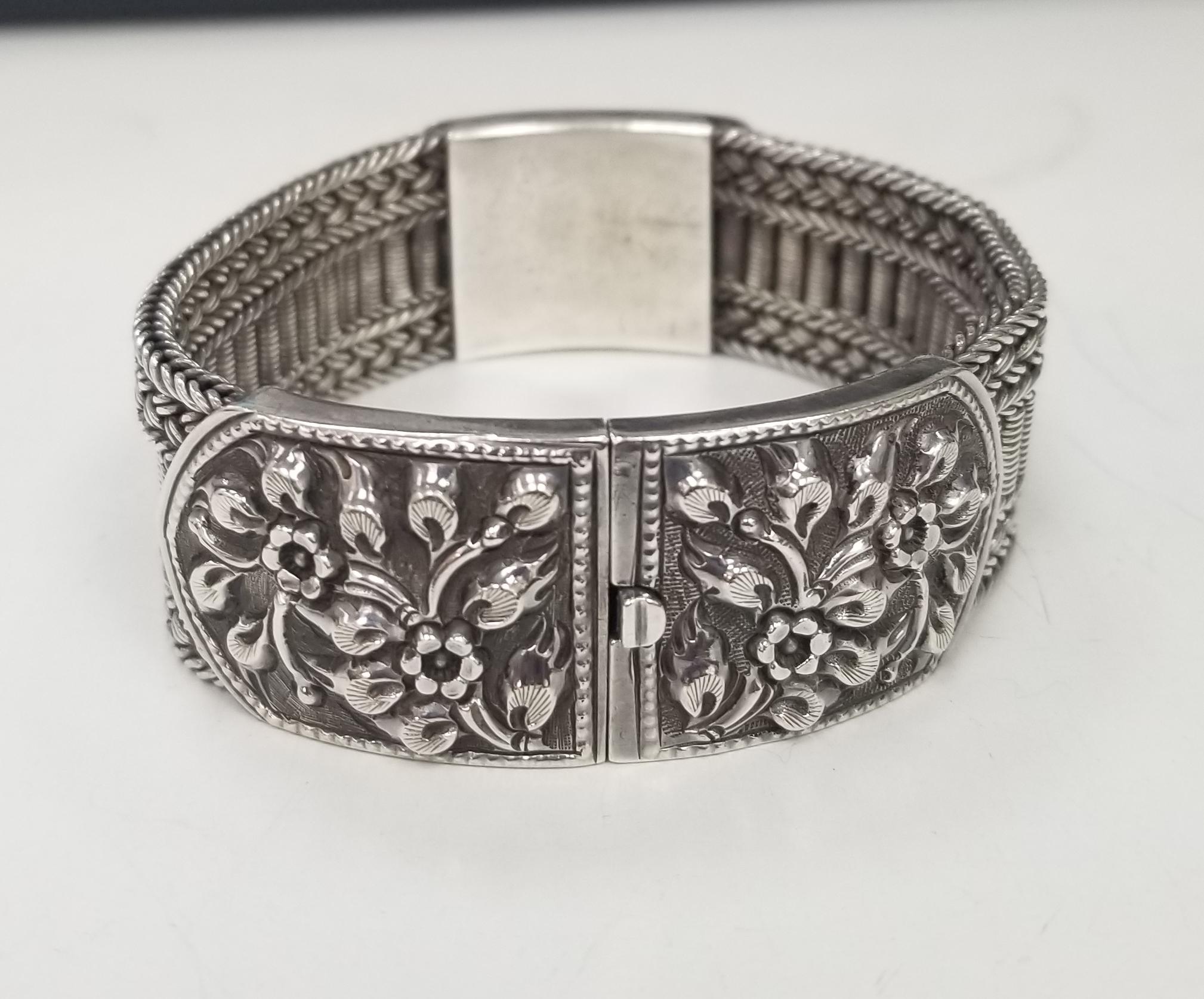 Silver 3 row mesh bracelet with flower motif center and on clasp
22mm wide and 6mm thick, very strong in very good condition.
Weight: 82.86 grams 