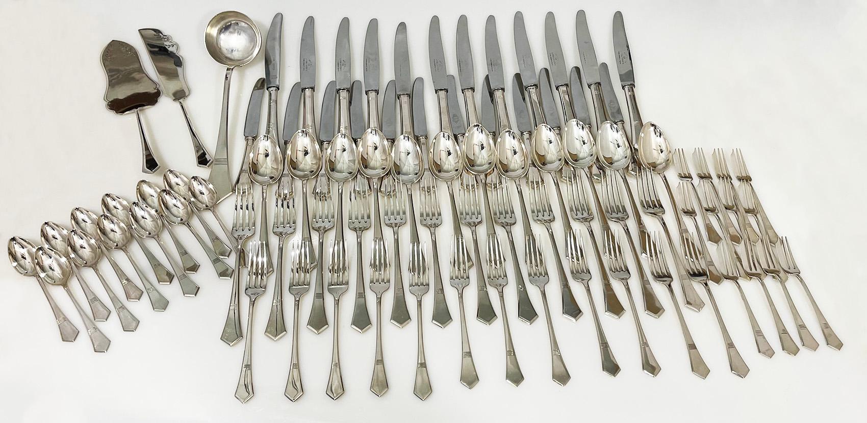 Set de couverts 87 pièces Silver 800 by Fimara

Grand ensemble de couverts de 87 pièces de Fimara en argent d'une pureté de 800/000 et marqué 