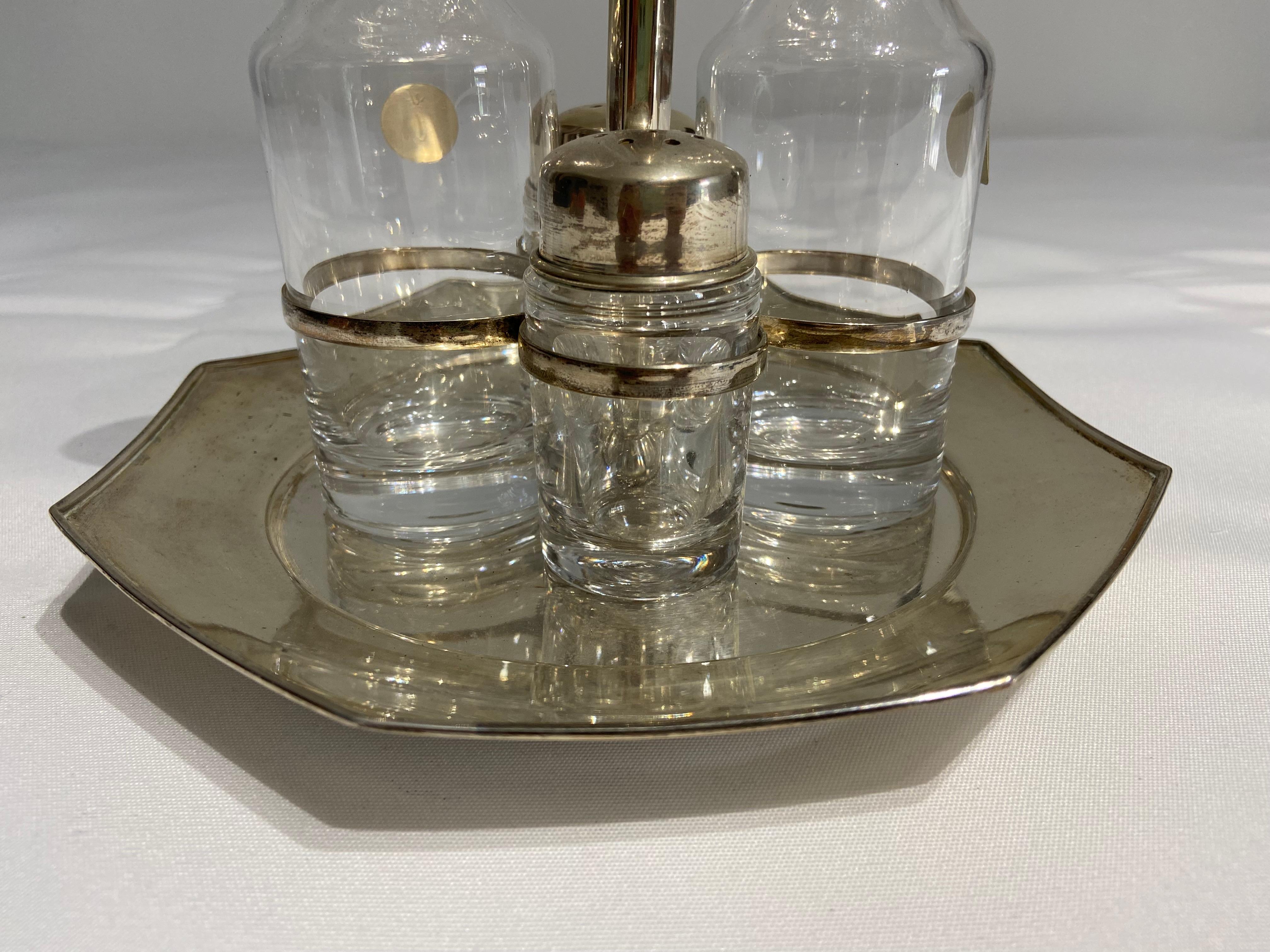 SILVER 800 oil / vinegar / salt / pepper set, menage.
All in SILVER 800. Lead crystal.
Gross weight 1145.00 grams (net weight of silver alone 800 303.00 grams).
Measure 20 cm by 26 cm.
Regularly stamped with state marks.
Object that will give