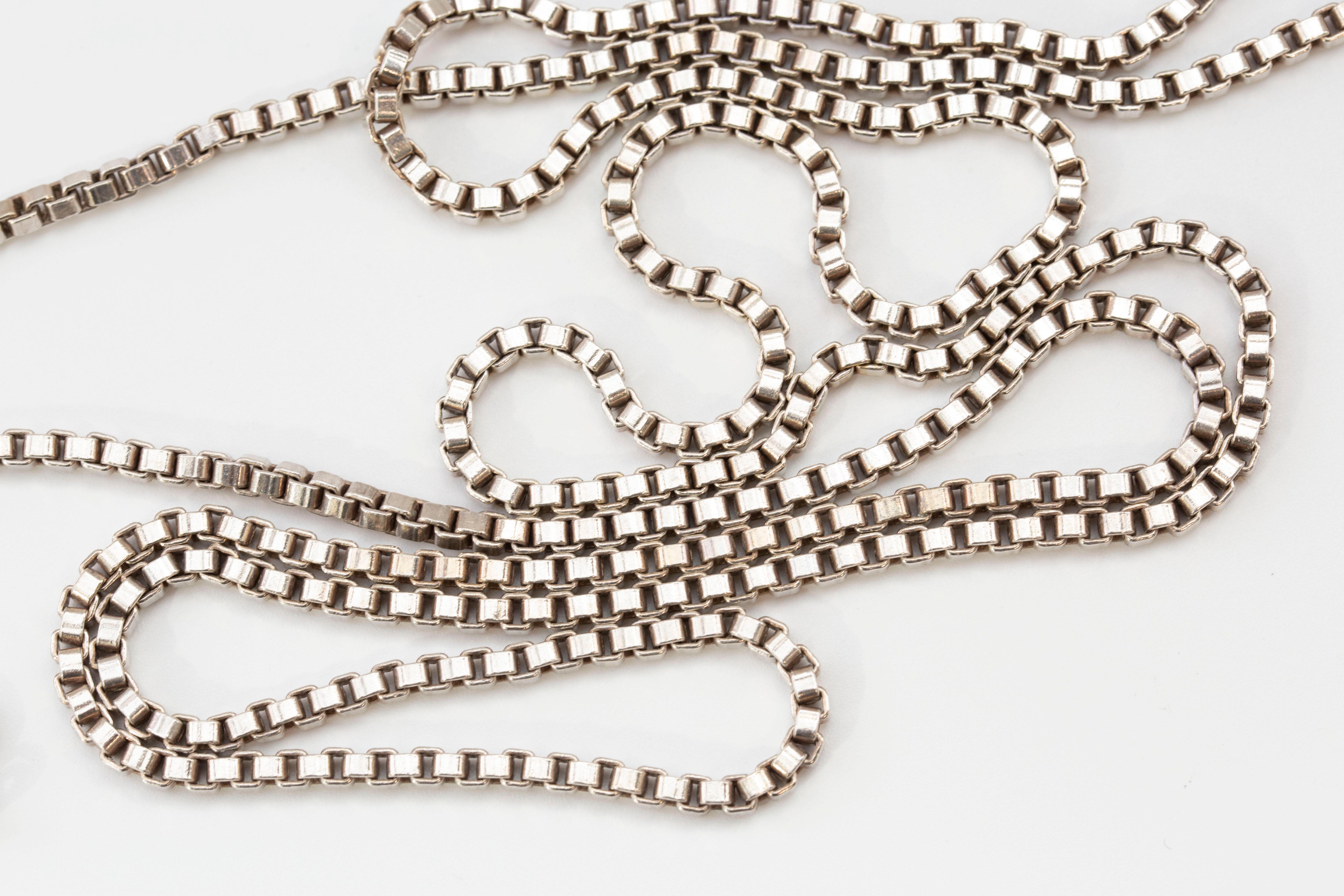 Una collana vintage con catena a scatola veneziana e chiusura a molla in argento 835. La collana non è contrassegnata dal contenuto d'argento, ma è stata testata professionalmente ed è risultata positiva al contenuto d'argento 835. L'articolo è in