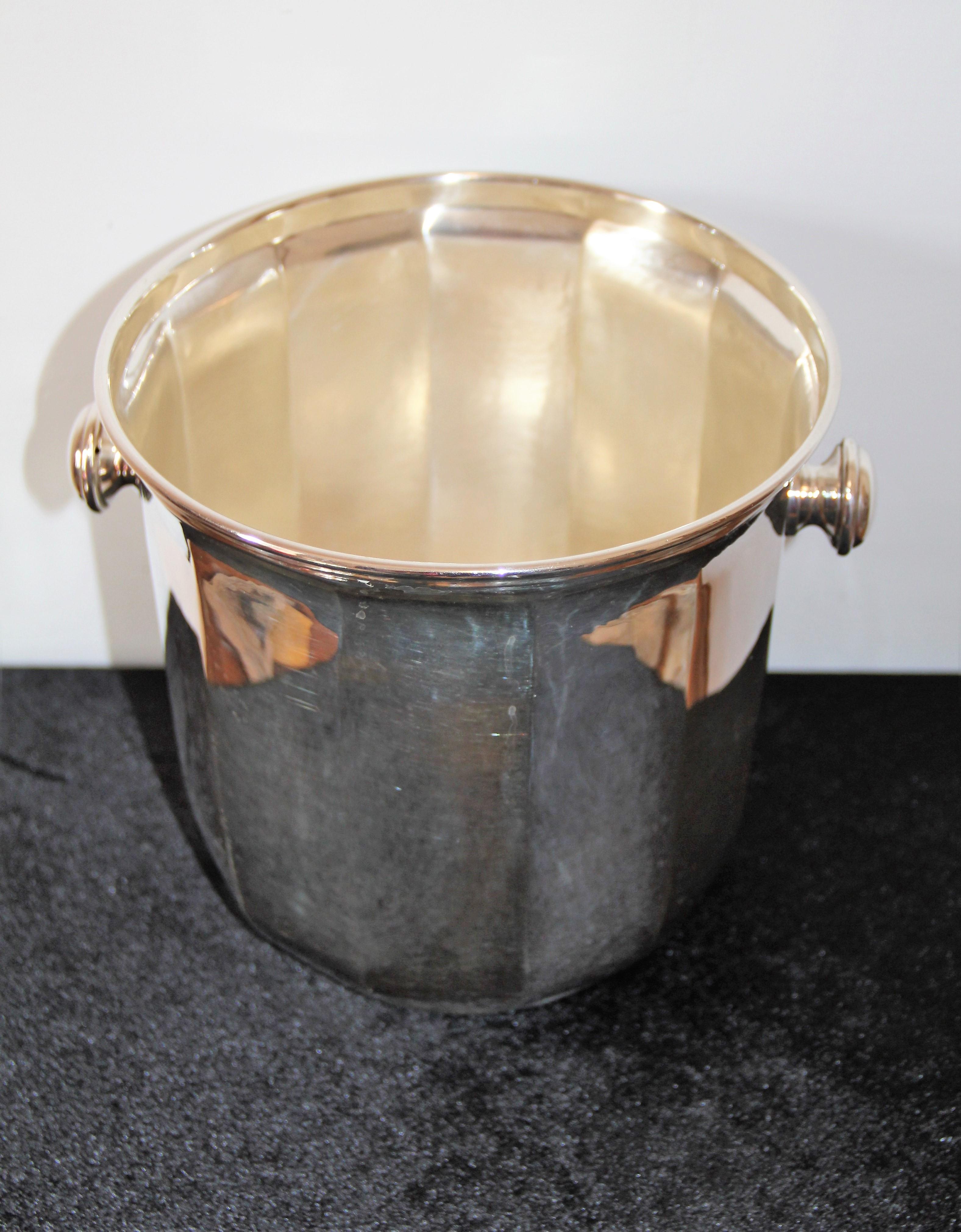 Simple and elegant ice bucket silversmith mark 1022 MI - V&B: Vibec di Becchi Liliana e Viola Antonio, active in Milan since 1-1-1993
Material: Silver 925/1000
Silver mark: hallmark 925 in oval.
 