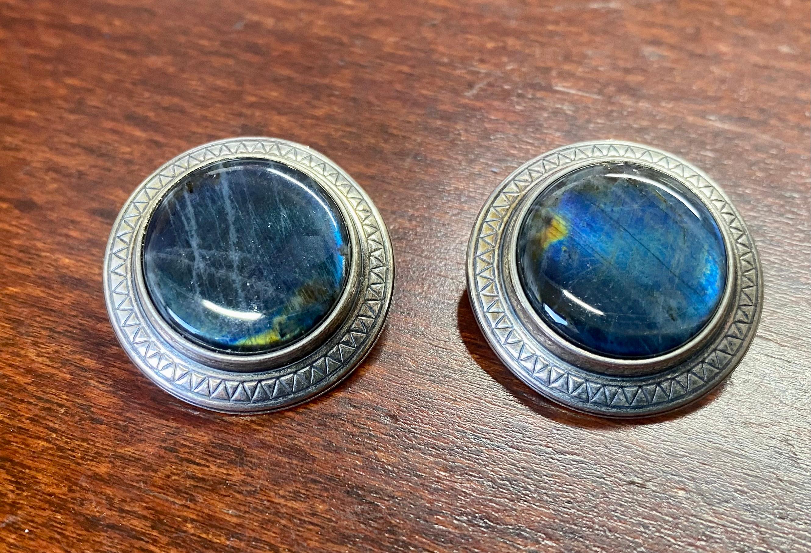 Silber 925H Spectrolite-Ohrringe Finnland Kalevala Jewelry.
Wirklich schöne Stones.
Der blaugrüne Spectrolite schimmert wunderschön im Licht.
Ich habe auch eine Halskette aus der gleichen Serie zu verkaufen. Siehe das Weinbild.
Schöne Ohrringe.
