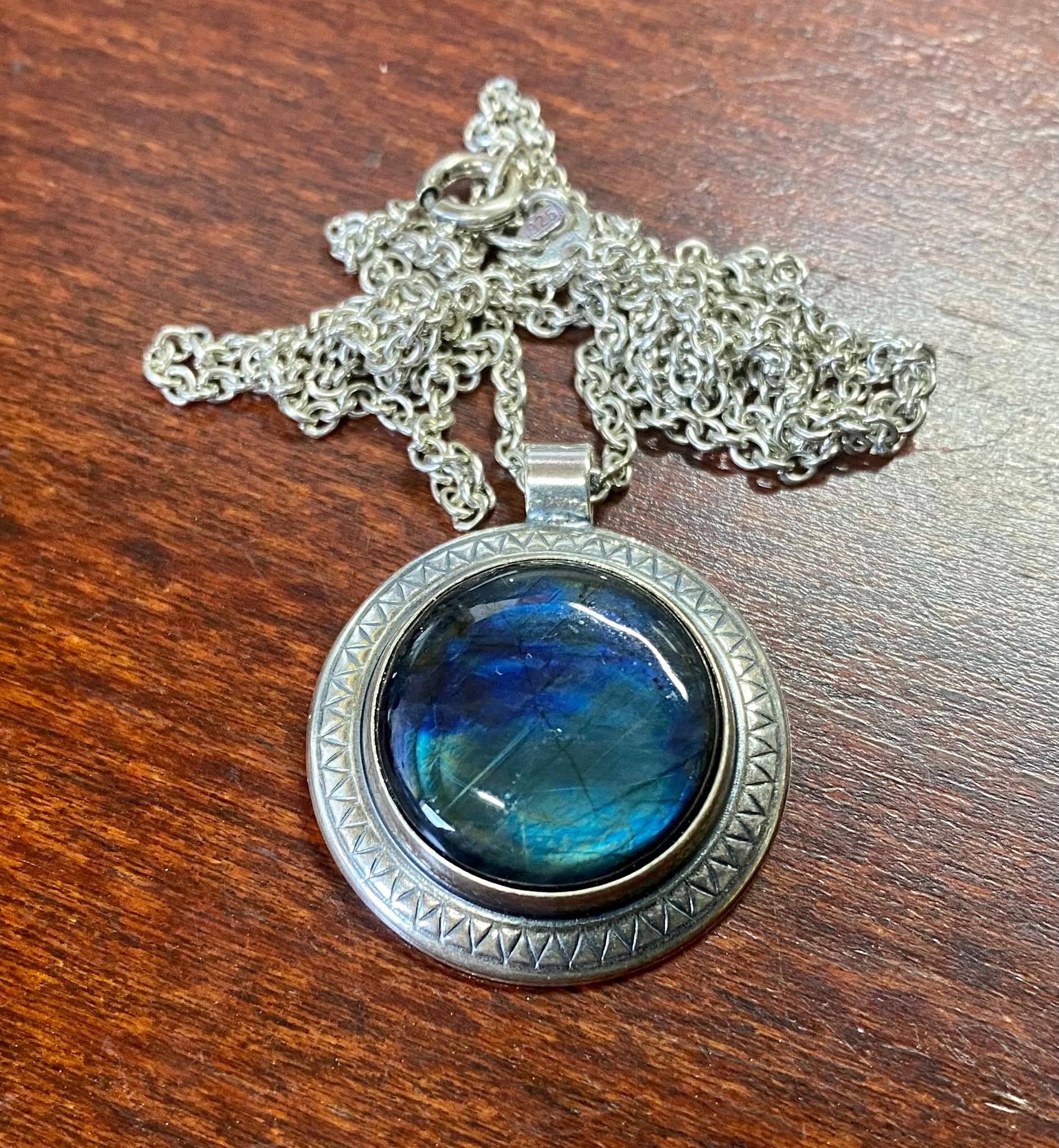 Silver 925H Spectrolite Necklace Finland Kalevala Jewelry.

A really nice Stone.
The blue-green Spectrolite shimmers beautifully in the light.
I also have earrings from the same series for sale. See the wine picture.
Nice piece of jewelry.