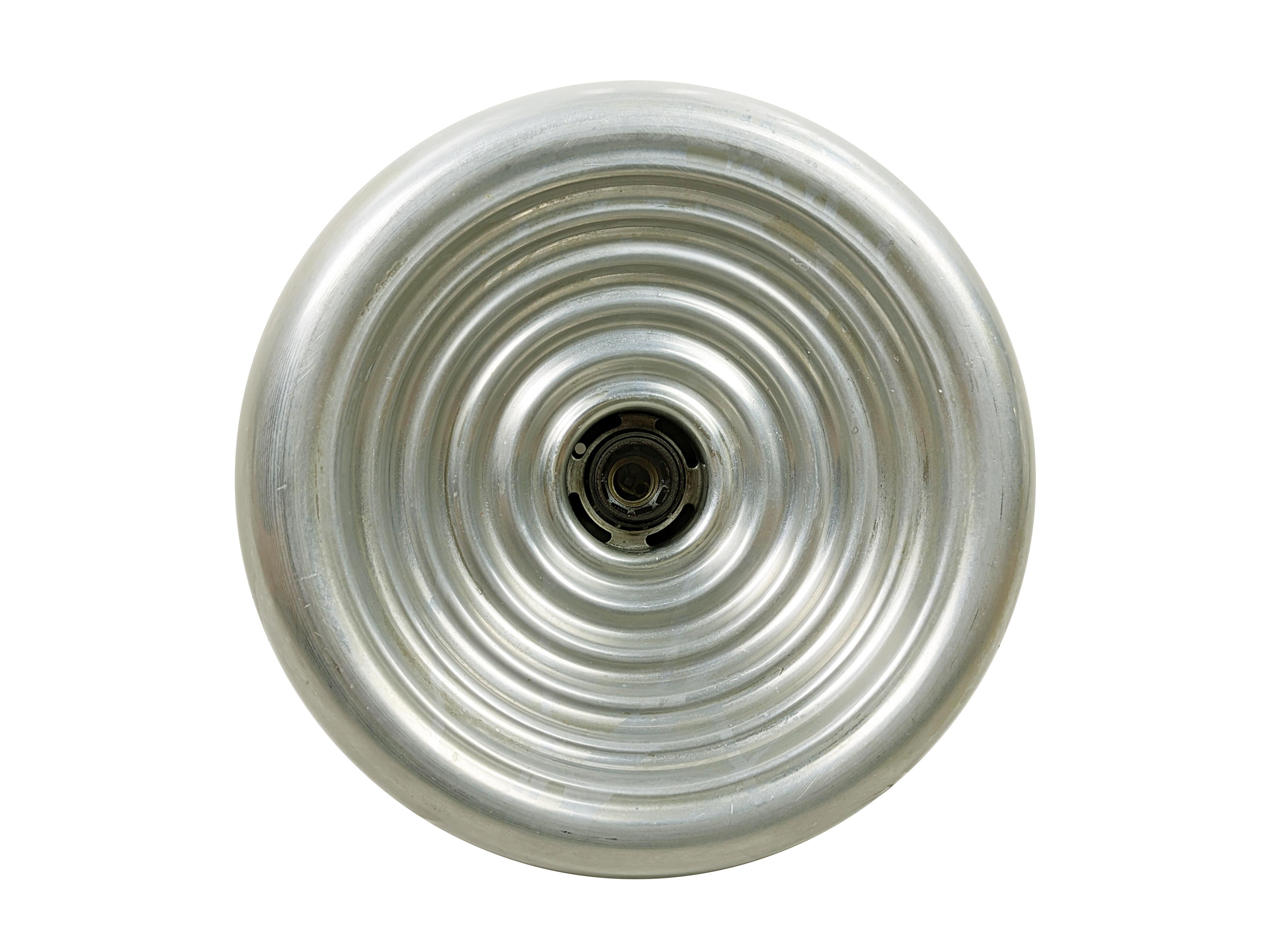 Diese Padina-Lampe kann als Wandleuchte oder als Deckenleuchte verwendet werden. Es ist aus einem silbernen Aluminiumgehäuse gefertigt.
Ausgestattet mit einer E27-Lampenfassung. Guter Zustand: Oxidation und Patina.