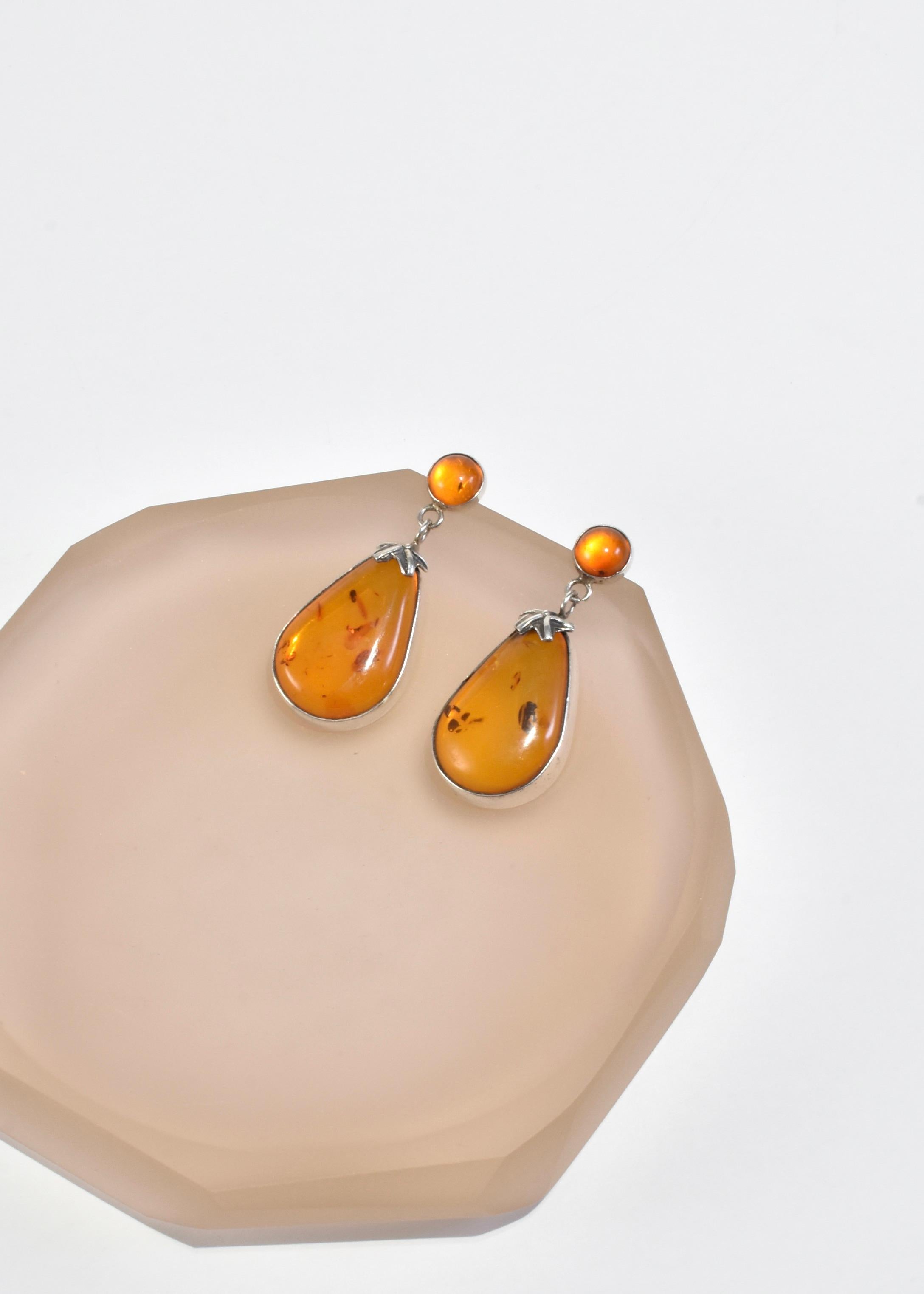 Superbes boucles d'oreilles vintage en argent avec de belles pierres d'ambre baltique polies, percées.

Matière : Argent sterling, ambre.