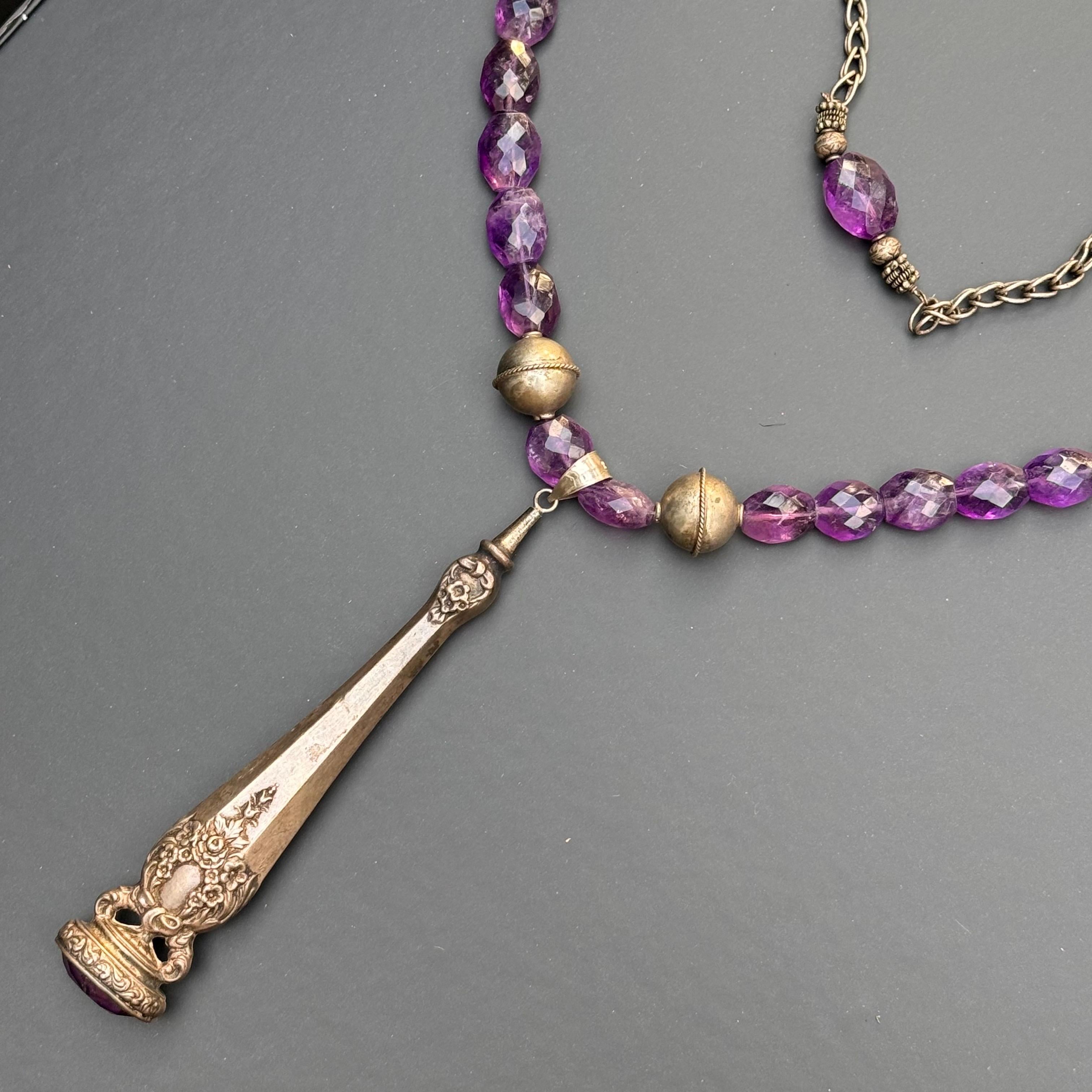 Scopri il fascino di questa collana con ciondolo realizzata a mano, un'accattivante fusione di eleganza vintage e stile contemporaneo. Ogni elemento racconta una storia, realizzata meticolosamente per creare un pezzo unico come chi lo