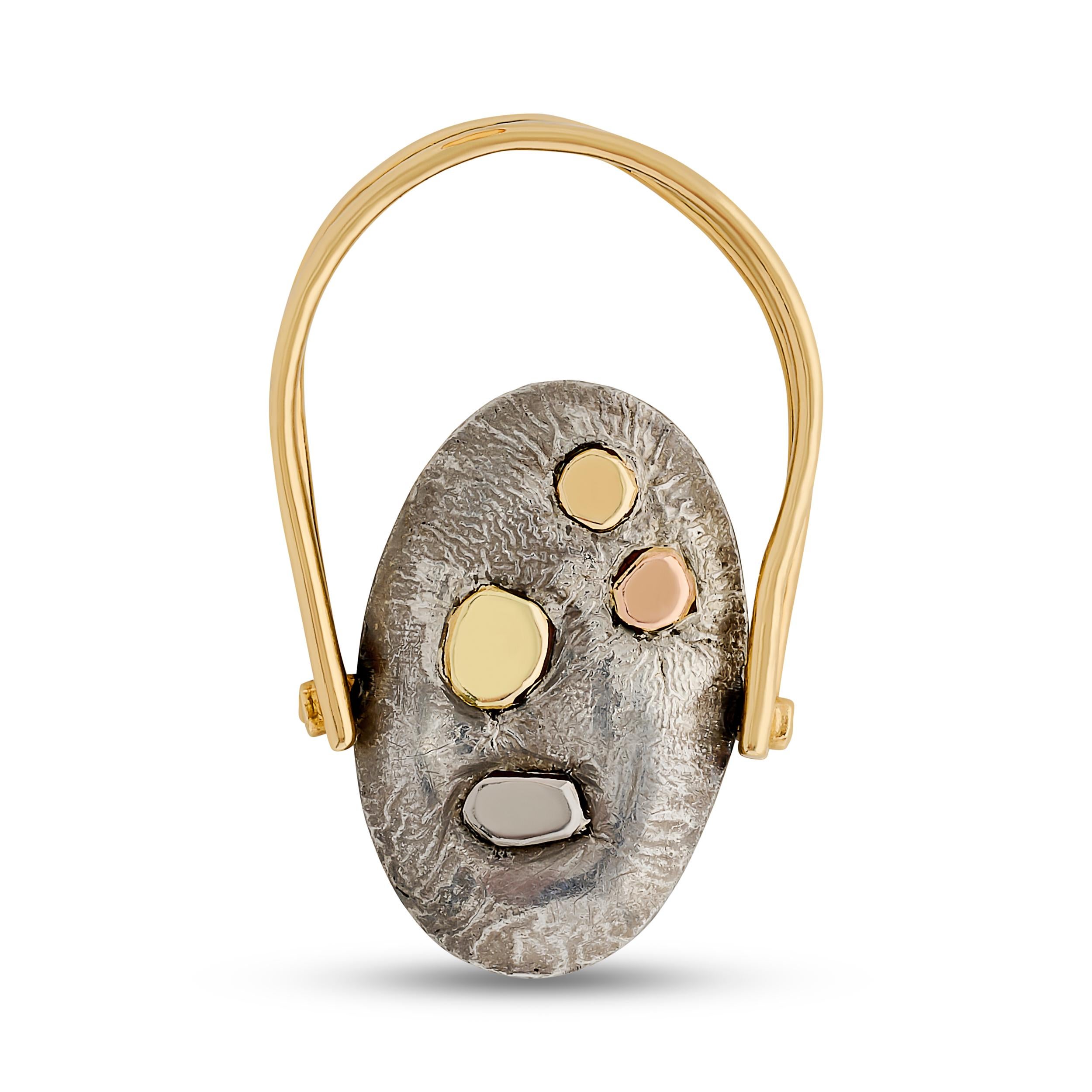 Questo esclusivo anello a flip mostra una splendida luna in argento con macchie dorate che si capovolge elegantemente per svelare un altro lato, creando un contrasto sorprendente e un tocco di giocosa bizzarria.

Misura dell'anello 8 3/4