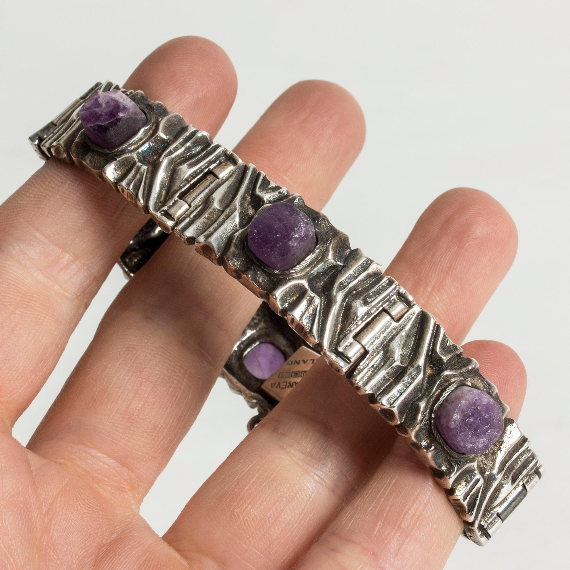 Awesome silver bracelet in a brutal, blackened design with raw, protruding amethyst by Pentti Sarpaneva. A bracelet that wants to be noticed.