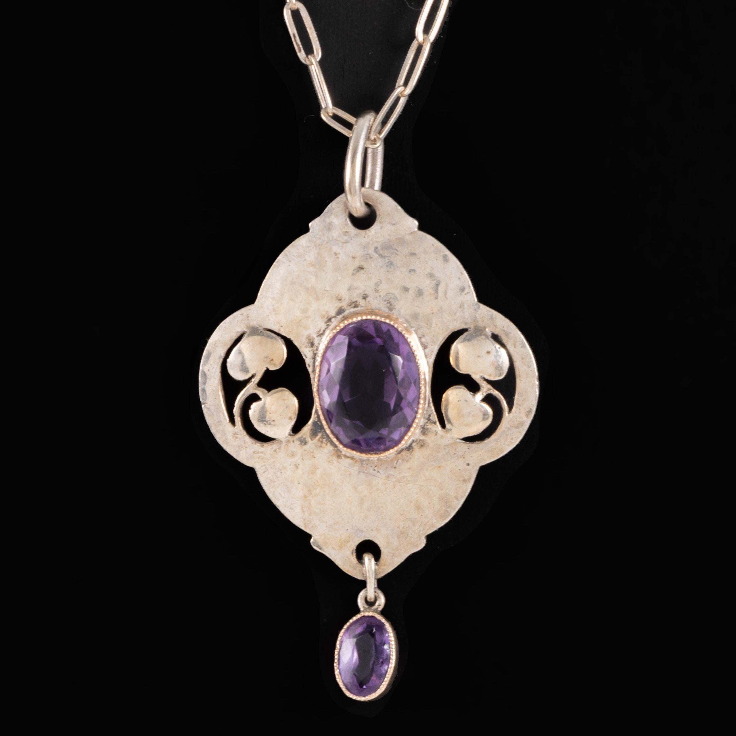 Arts and Crafts Pendentif Murrle Bennett en argent et améthyste, c1910 en vente