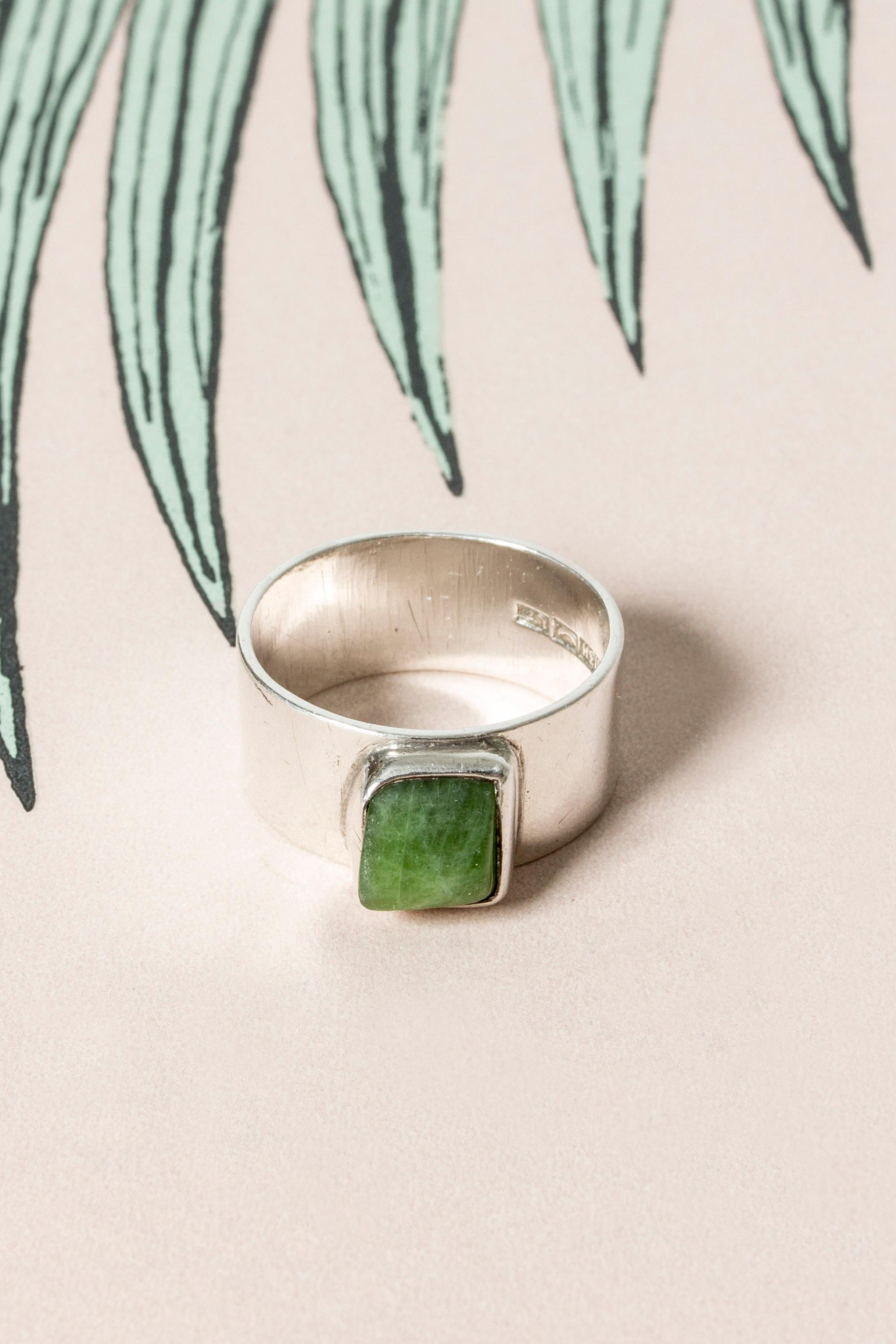Bague en argent de style moderniste finlandais, avec une aventurine de forme organique. Belle couleur verte, une bague préférée à porter tous les jours.