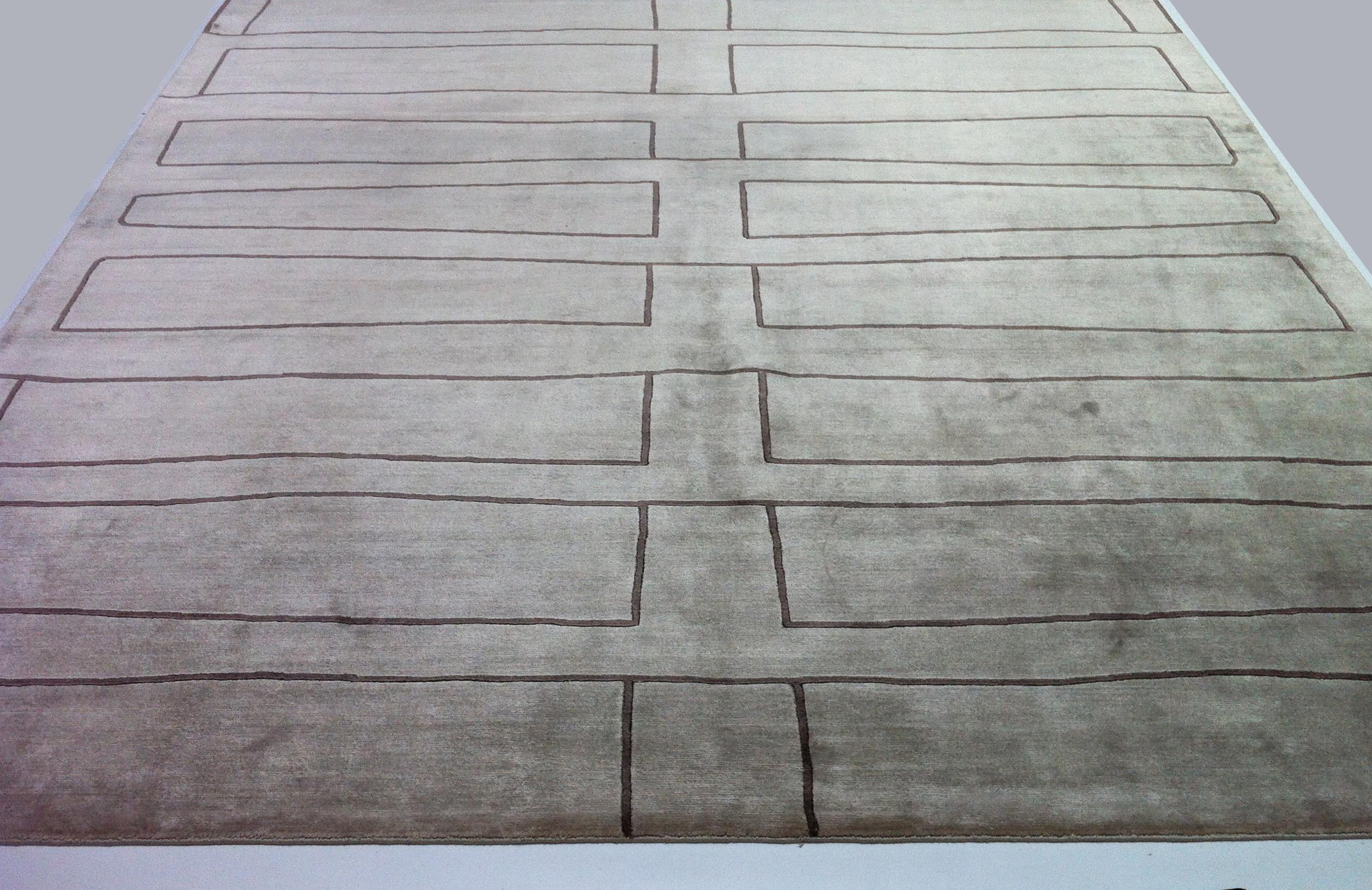 Un disegno a linee contemporaneo è l'ispirazione per questo tappeto di area liscia e lucida. Un eccellente complemento per una casa o un ufficio pieni di arte moderna. 

L'annodatura a mano crea un lato 