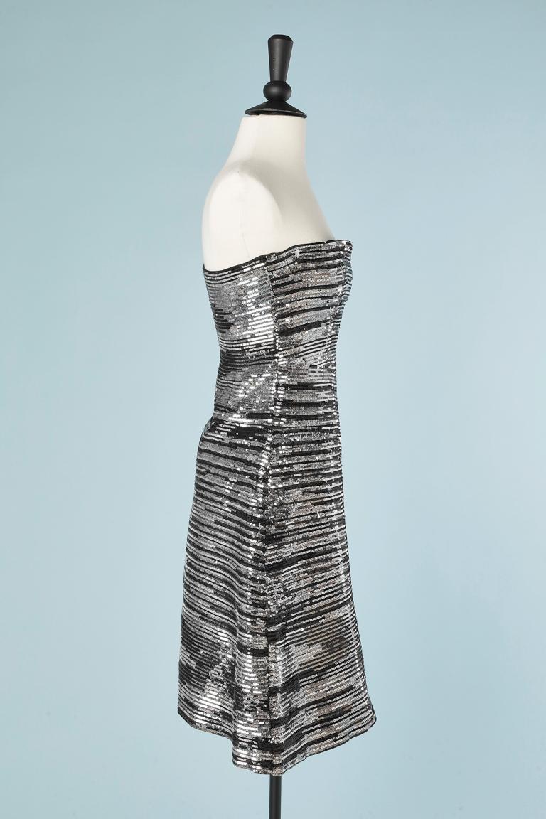 Silver and black sequin bustier cocktail dress Circa 1980 In Excellent Condition For Sale In Saint-Ouen-Sur-Seine, FR