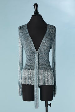 Cardigan en maille lamé argent et bleu et chaîne en métal Loris Azzaro 1971