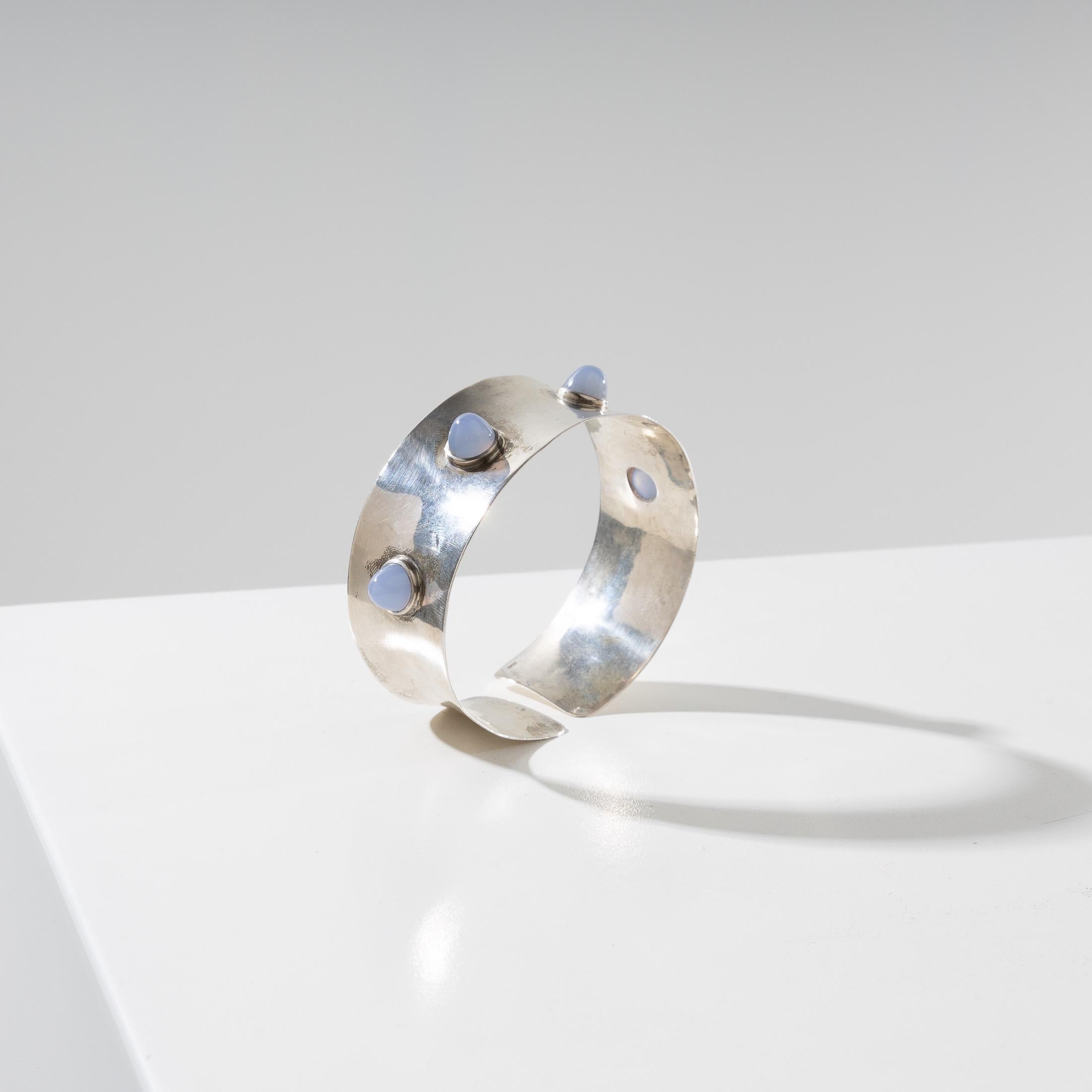 Bracelet manchette en argent et tourmaline bleue, oeuvre belge Bon état - En vente à Uccle, BE