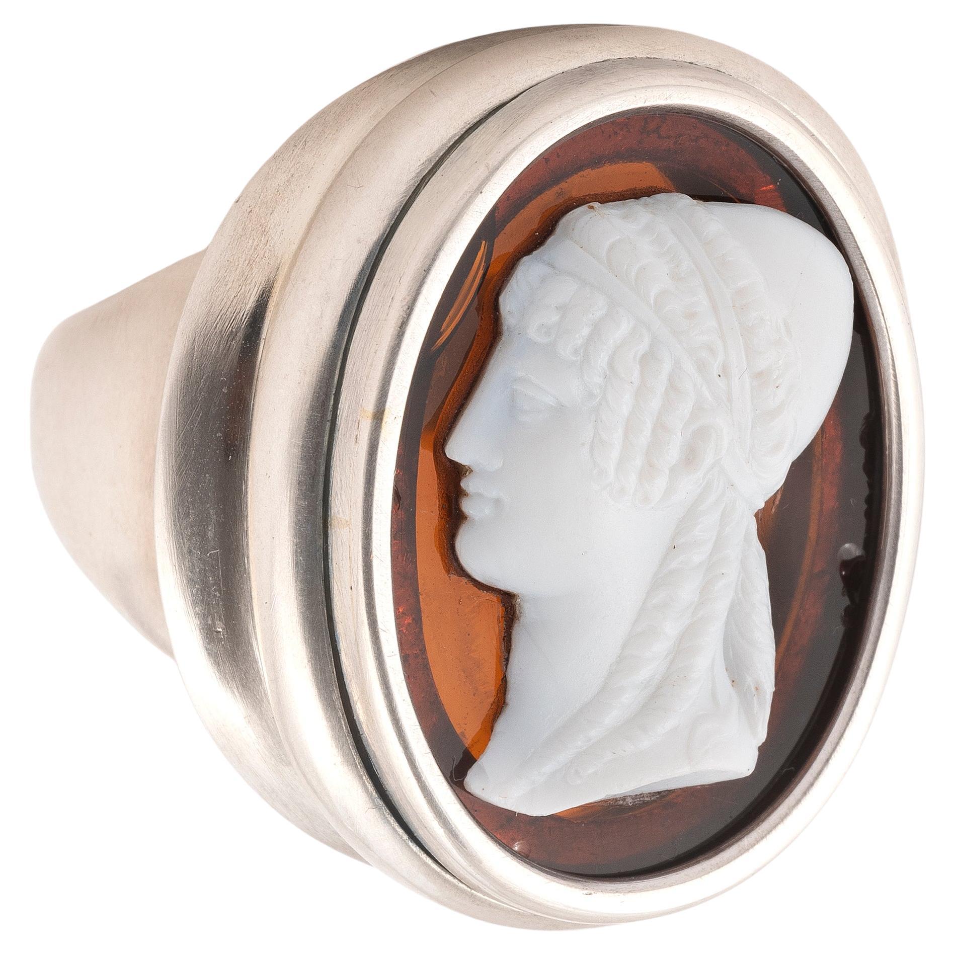 French cameo glass depicting woman in profile setting in silver.
Top size 31mm x 23mm
Size : 9
Weight: 34.22gr.