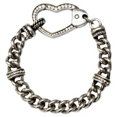 A Silver et Rhinestones clairs Bracelet Curb A Link avec un fermoir en forme de grand coeur