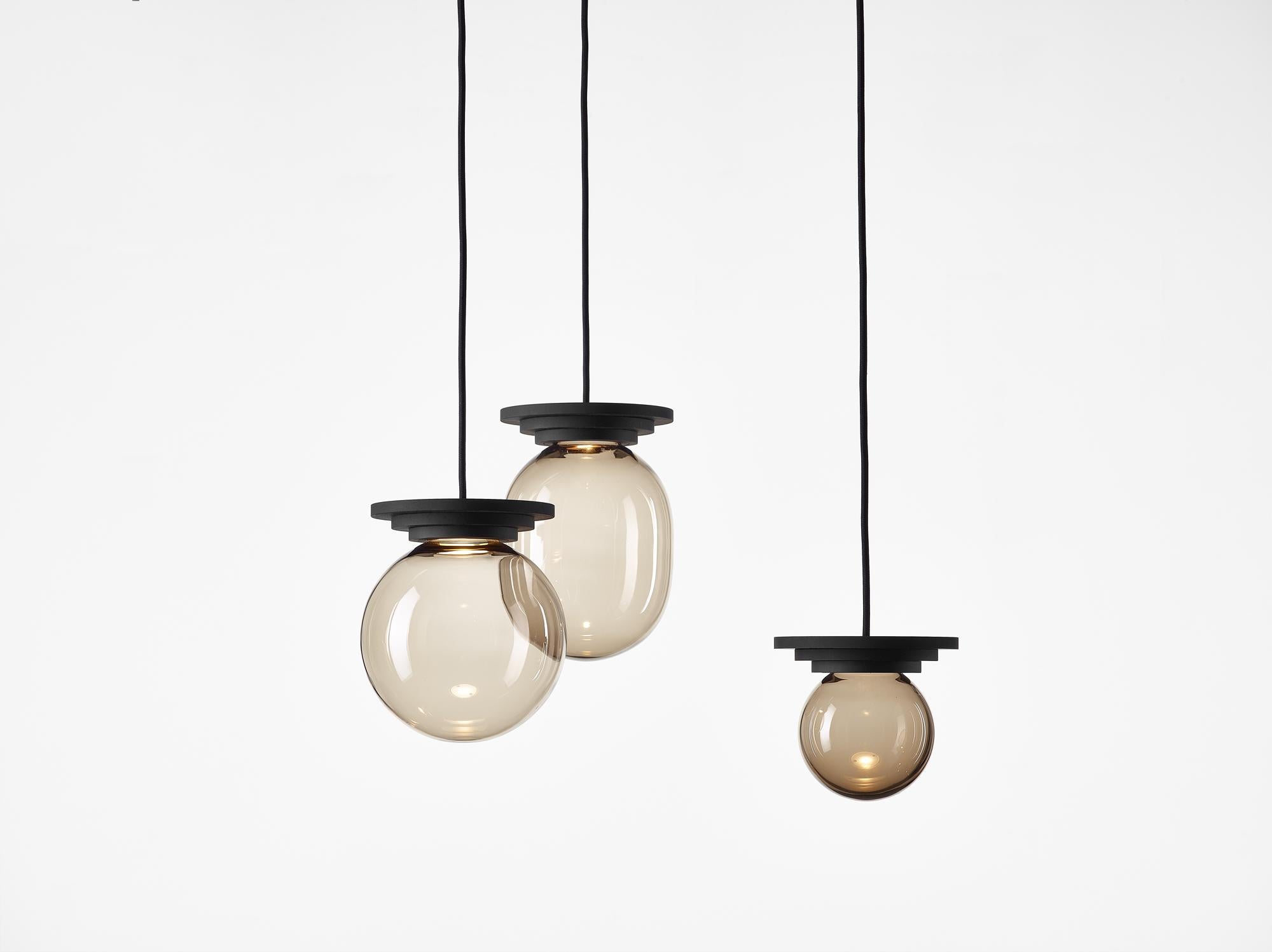 Altro Mini lampada a sospensione a sfera Stratos in argento e trasparente di Dechem Studio A in vendita