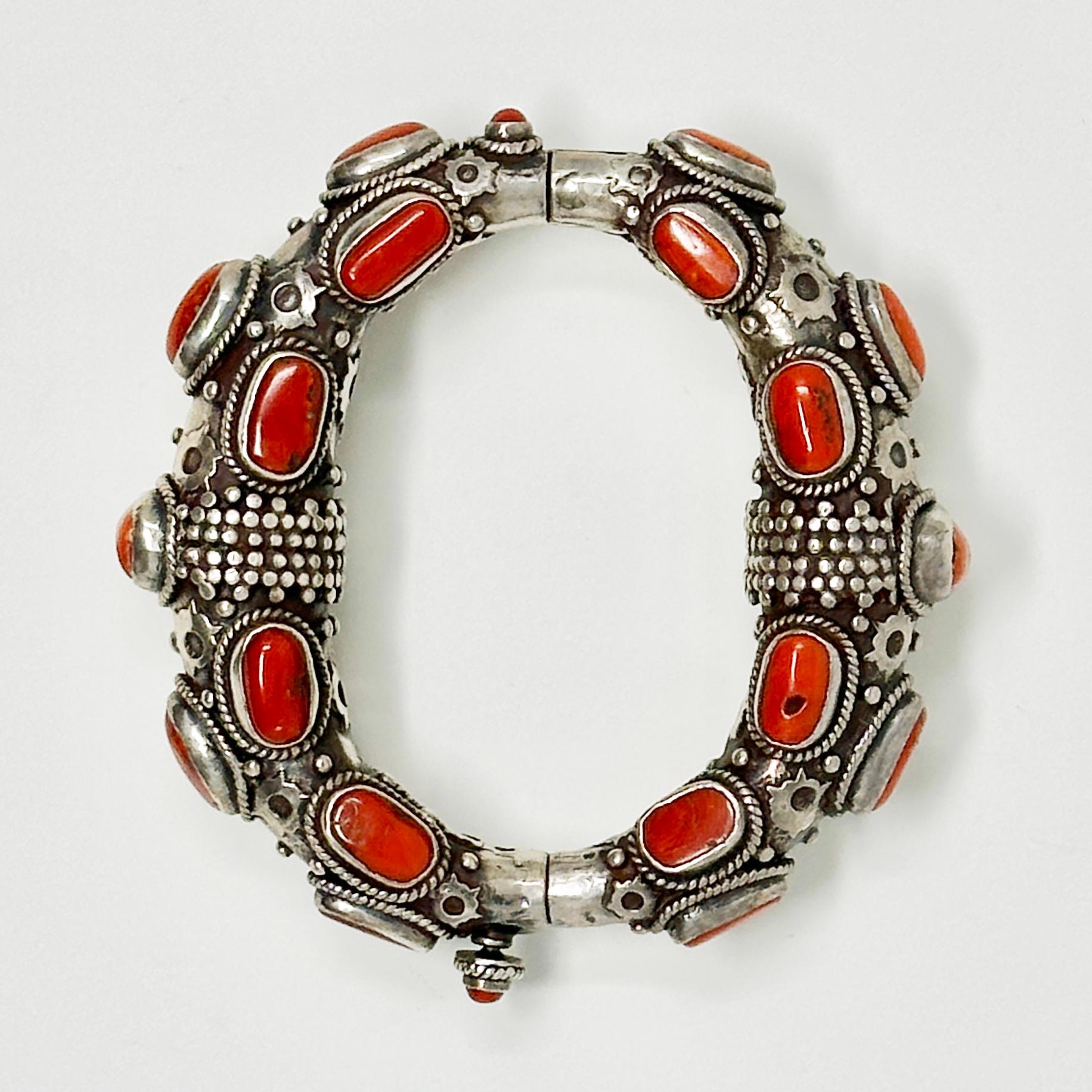 Artisan Bracelet à charnières en argent et corail, Népal en vente