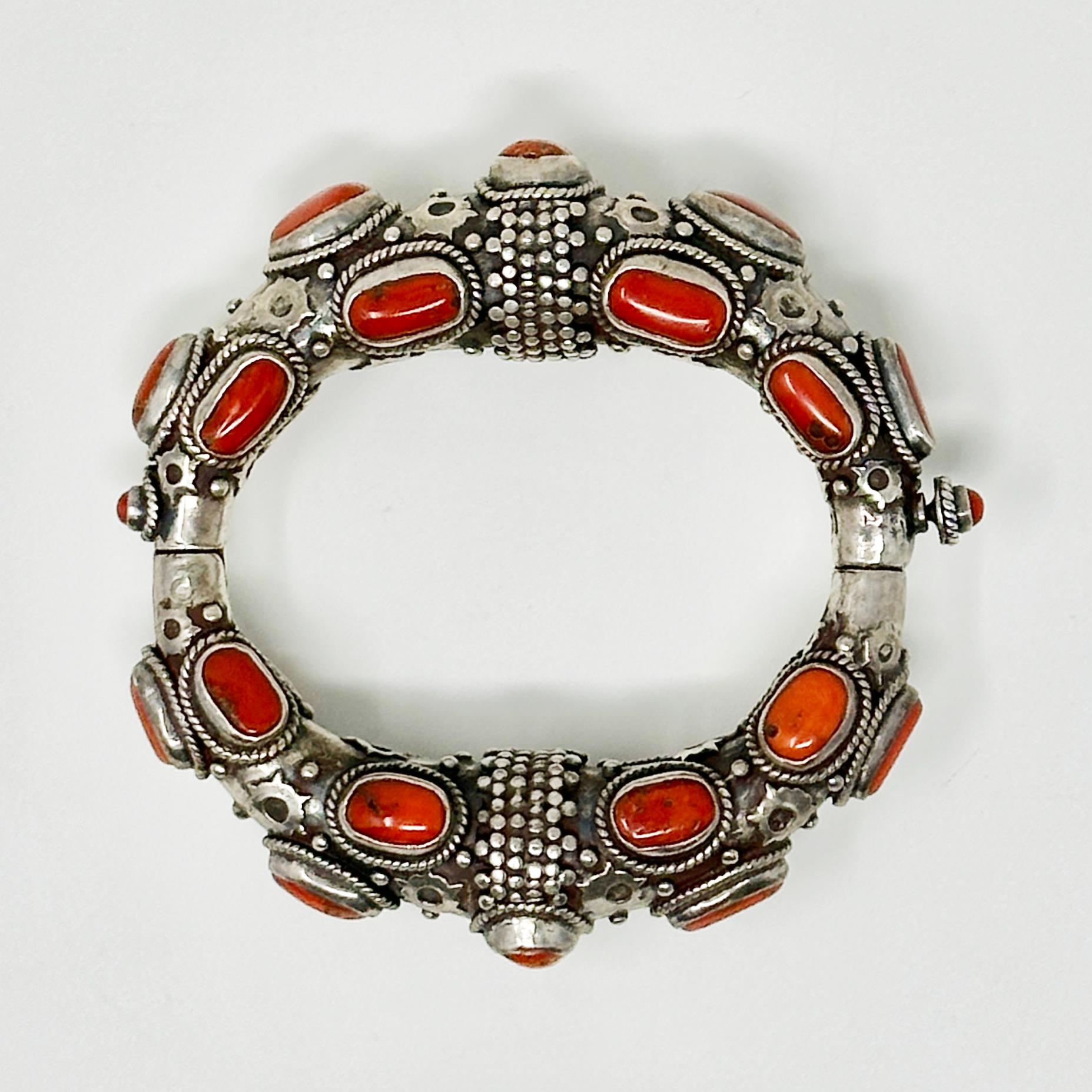 Taille cabochon Bracelet à charnières en argent et corail, Népal en vente