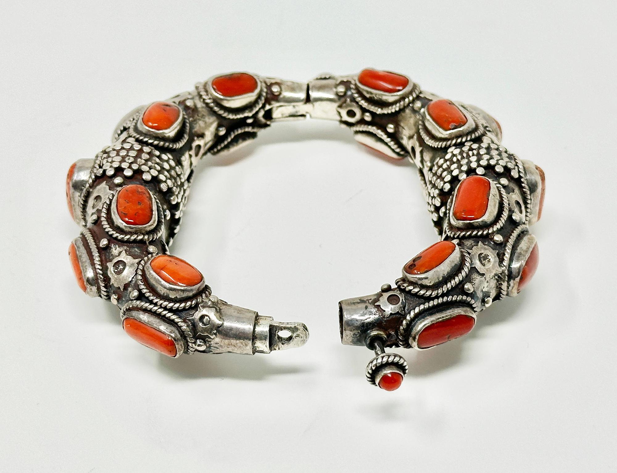 Bracelet à charnières en argent et corail, Népal Bon état - En vente à Point Richmond, CA