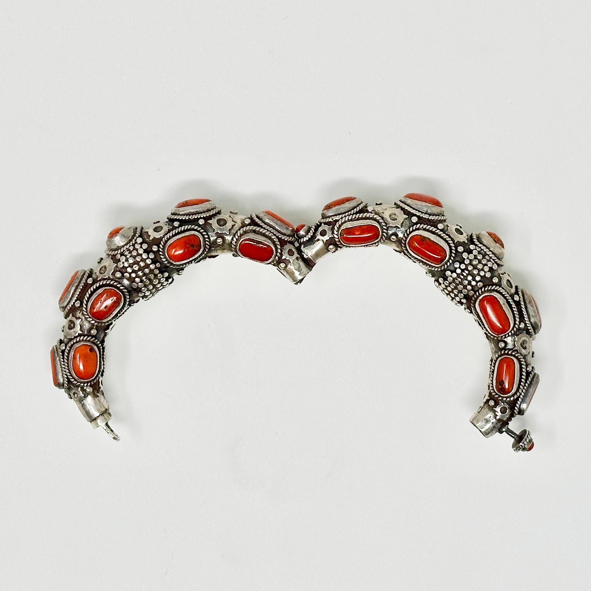 Bracelet à charnières en argent et corail, Népal Unisexe en vente