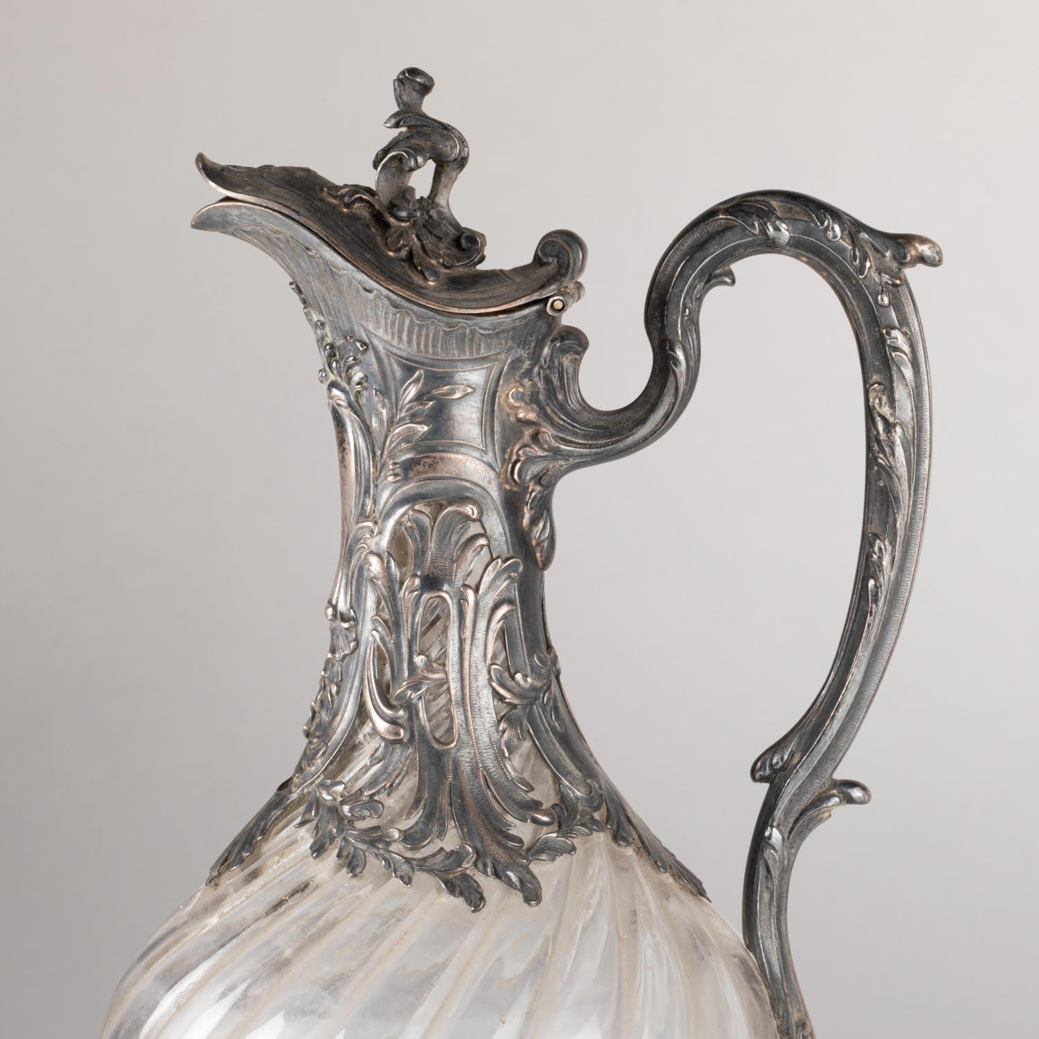 Aiguière en argent et en cristal, XIXe siècle, période Napoléon III.

Belle aiguière d'époque Napoléon III, 19ème siècle en argent et cristal.
H : 29cm, L : 15cm, P : 13cm