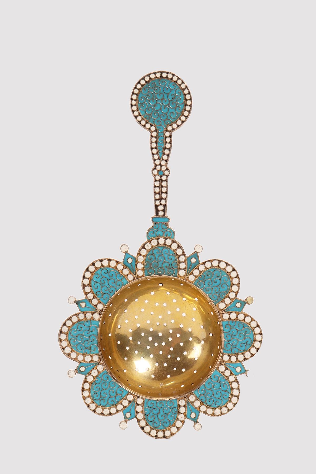 Colino da tè con manico, in argento zolotnik 84, dorato e decorato con smalti cloisonné blu e bianchi. Mosca, Russia, 1896.