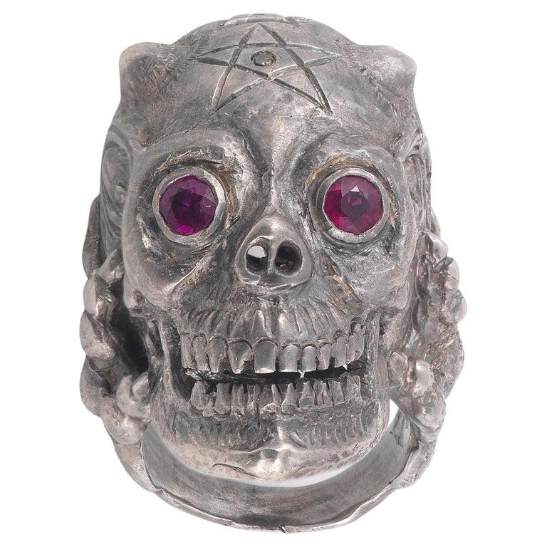 Silber und Granat Augen Devil Skull Herrenring (Ovalschliff) im Angebot