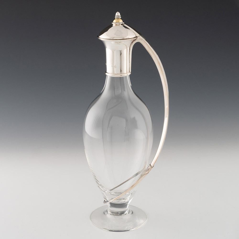Heading : Silver and glass claret jug – ‘Curve’
Date : Hallmarked in Birmingham in 1998 for Martyn Pugh
Period : Elizabeth II
Origin : Birmingham, England
Colour : Clear glass and silver
Body : Silver cover with part gilded finial andcurve handle