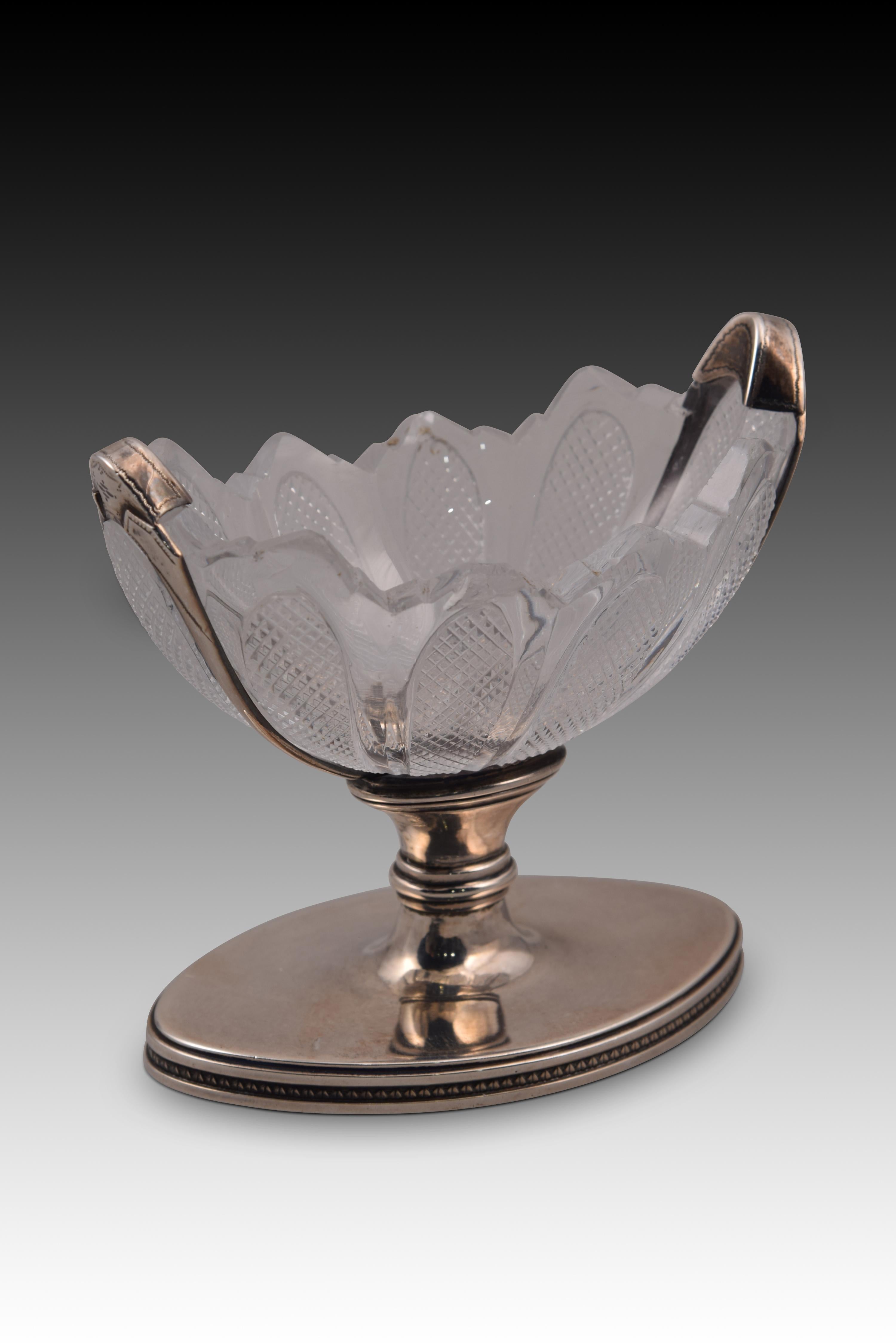 Spice rack. Silver and cut glass. XIX century. 
Spice rack with an oval base in silver in its color from which an outwardly curved axis emerges at the top and decorated towards the center with smooth moldings. Two bands depart from this axis, which