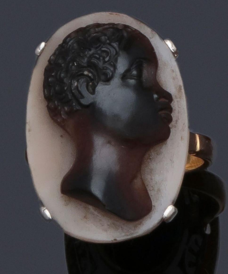 

Gold and silver ring with a cameo on agate stylizing a Nubian. Size 5 1/2. Weight: 7,4g.