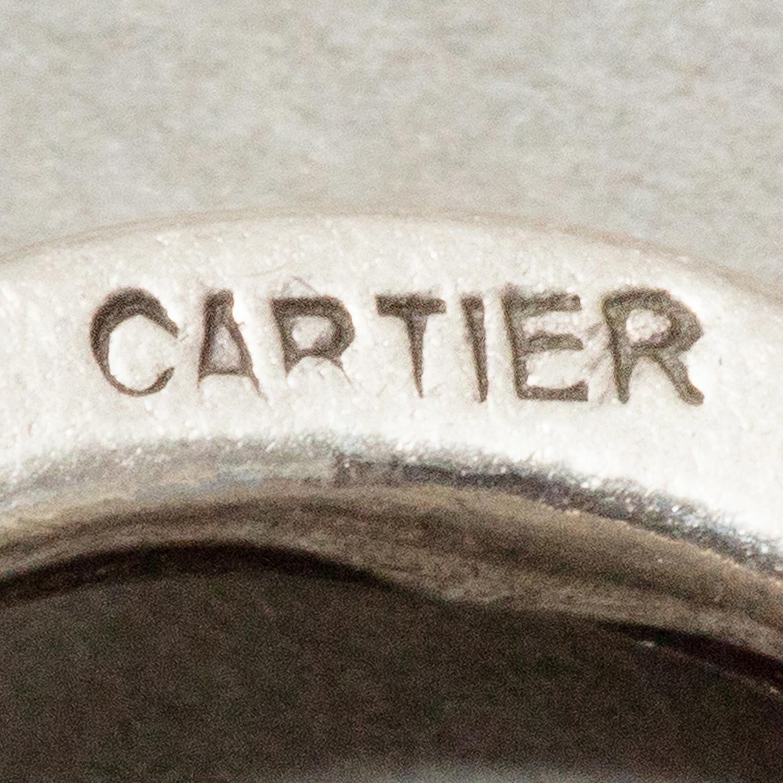A 14 carat gold and silver bracelet with facetted oval links and three gold links with the Cartier logo, with a toggle clasp, signed: Cartier, American, circa 1980.
 
weight: 26.40 grams
length: 18.5 cm  and 17.5 without toggle