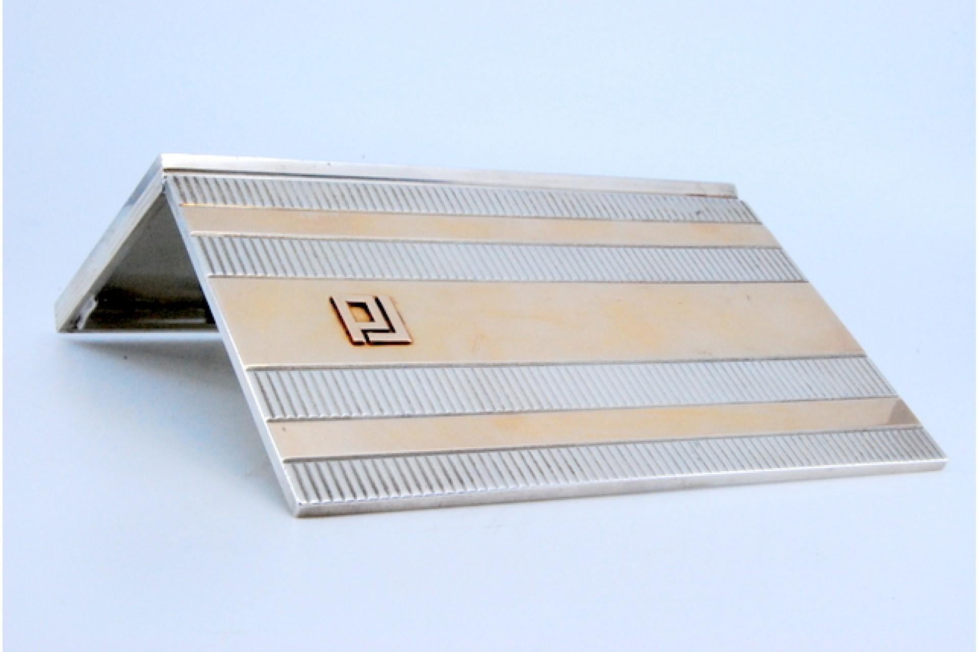 Silver and gold case with raised bands around monogram plate, hinged lid In Good Condition For Sale In Porto, PT