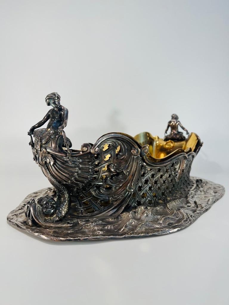 Européen Pièce maîtresse en argent et en or attribuée à FABERGE avec deux Sirènes vers 1850. en vente