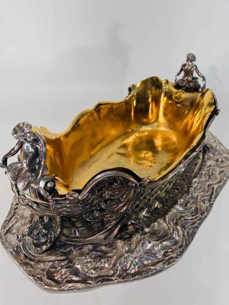 Milieu du XIXe siècle Pièce maîtresse en argent et en or attribuée à FABERGE avec deux Sirènes vers 1850. en vente
