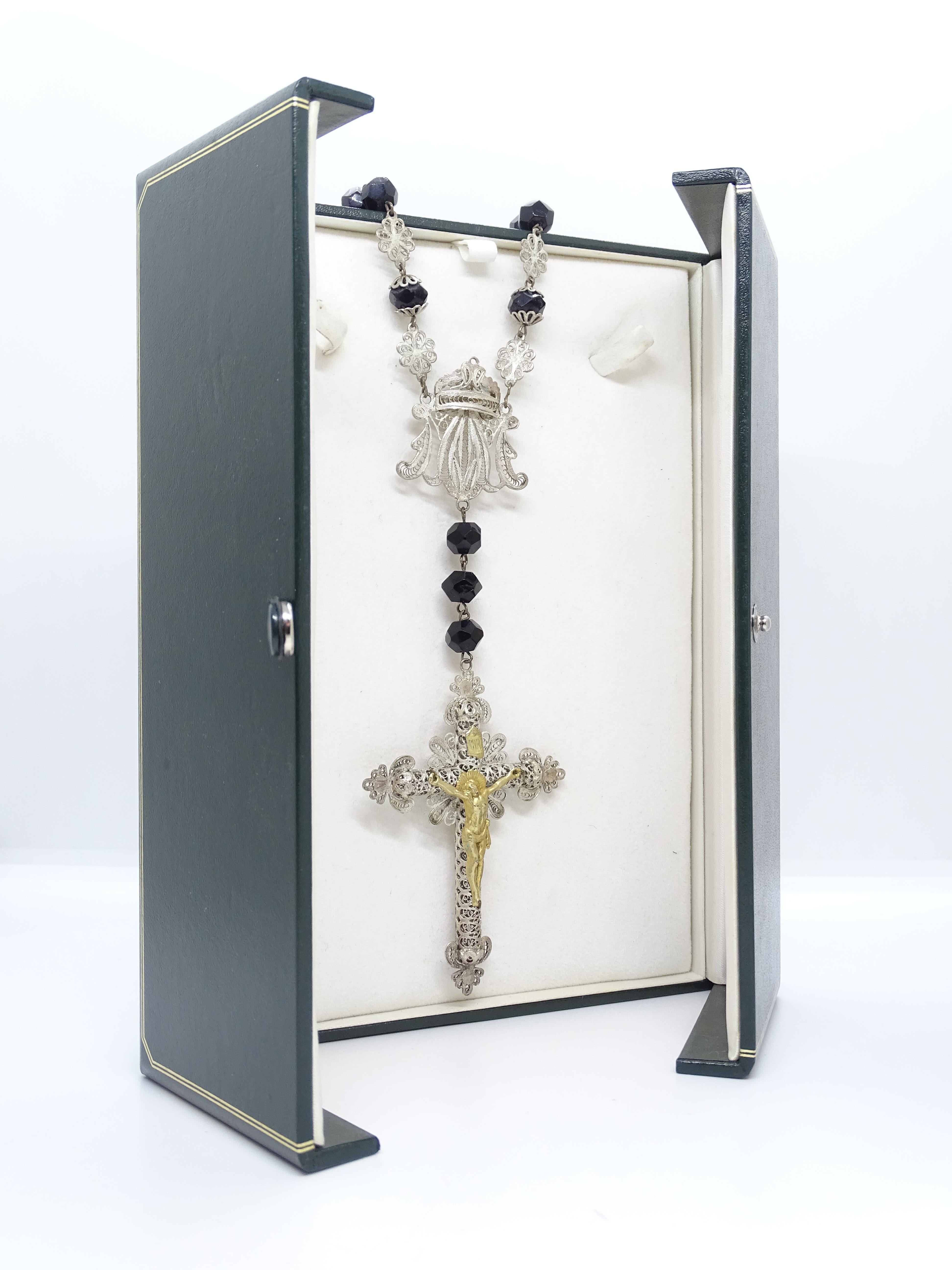 Silver and Gold Filigree Rosary, Onyx Beads, 19th century
Precious and delicate 19th century rosary made in delicate silver filigree. Onyx beads and filigree openwork cross, which presents a silver-gilt Christ.
A rosary is an object made up of a