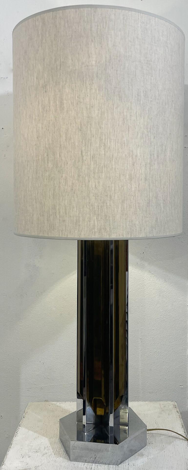 Lampe aus silberfarbenem und goldenem Metall, Italien in den 1970er Jahren (Moderne der Mitte des Jahrhunderts) im Angebot