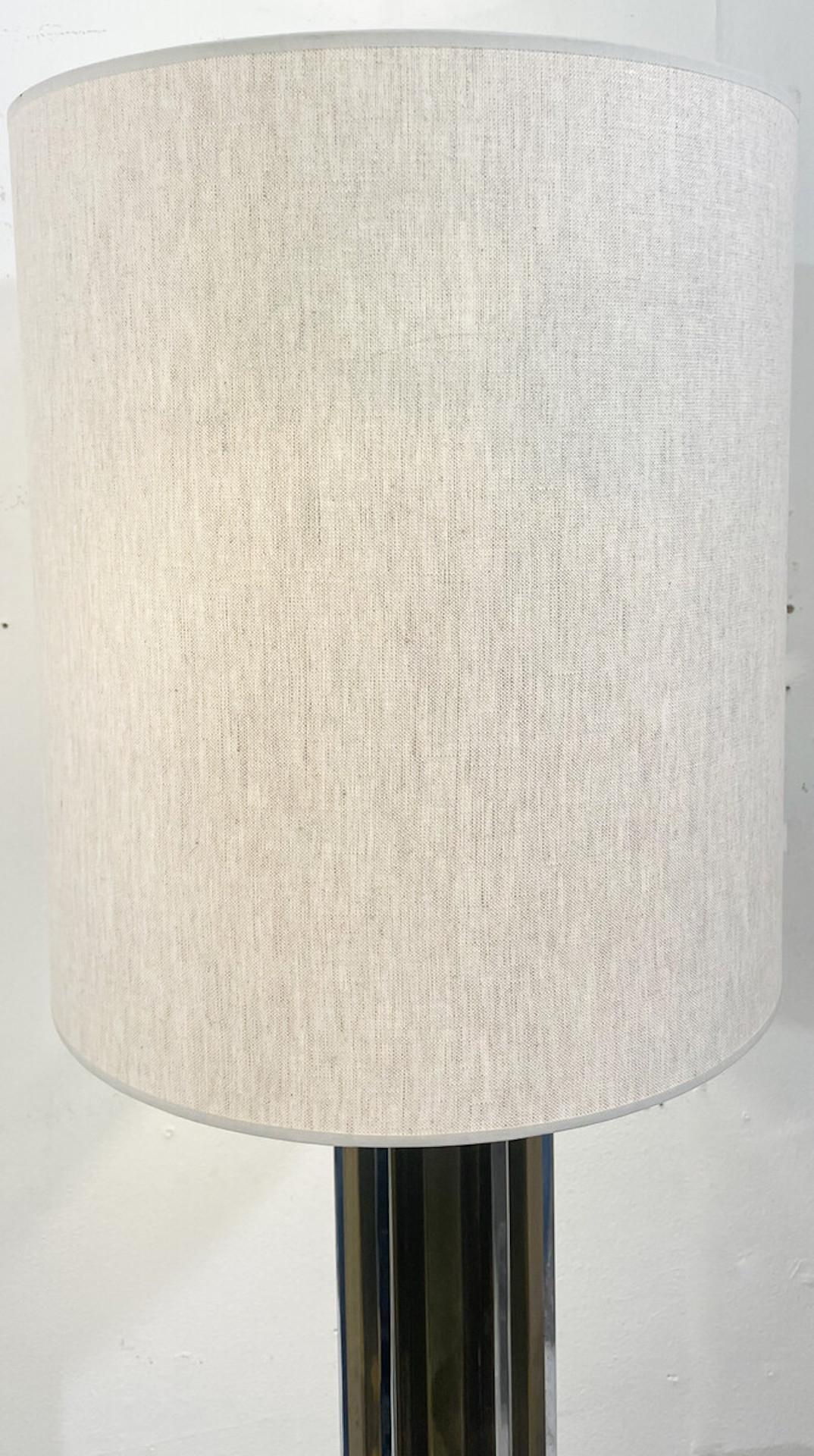 Lampe aus silberfarbenem und goldenem Metall, Italien in den 1970er Jahren (Italienisch) im Angebot