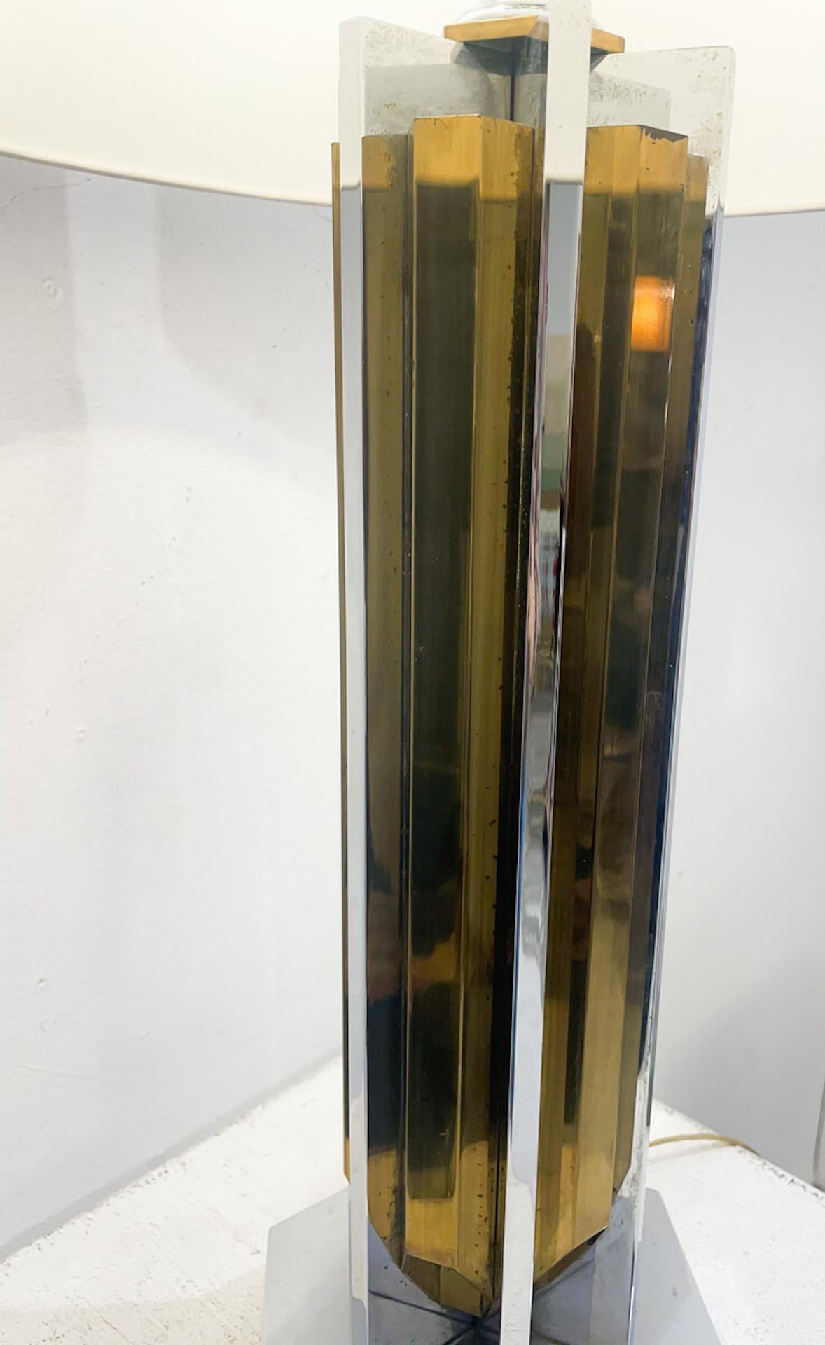 Lampe aus silberfarbenem und goldenem Metall, Italien in den 1970er Jahren im Zustand „Gut“ im Angebot in Brussels, BE