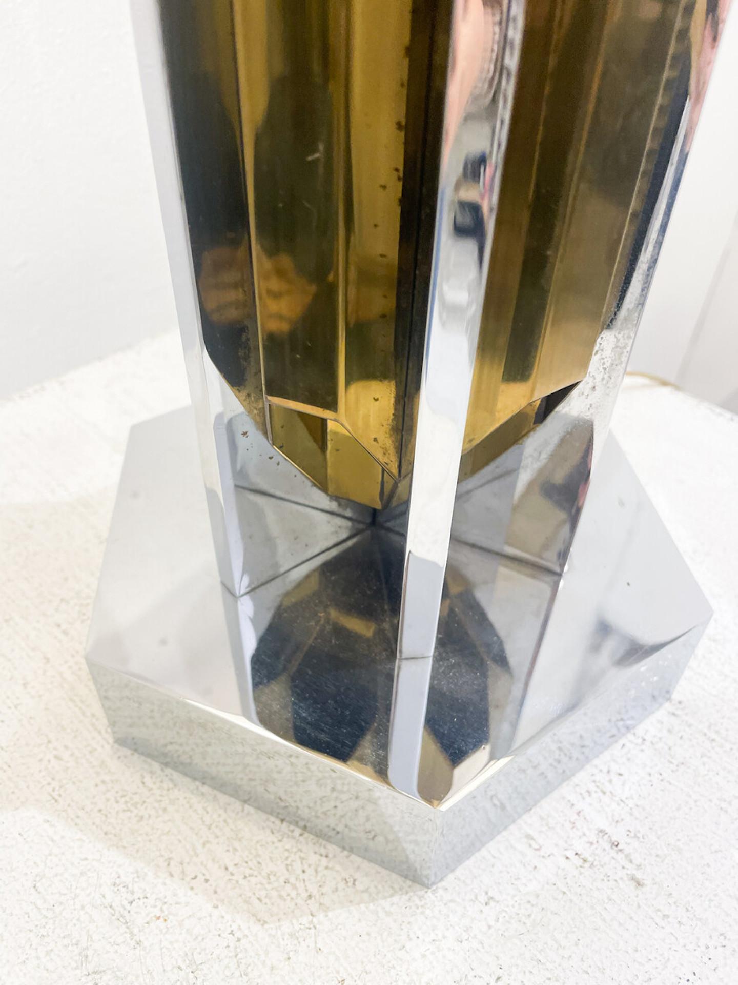 Lampe aus silberfarbenem und goldenem Metall, Italien in den 1970er Jahren (Ende des 20. Jahrhunderts) im Angebot