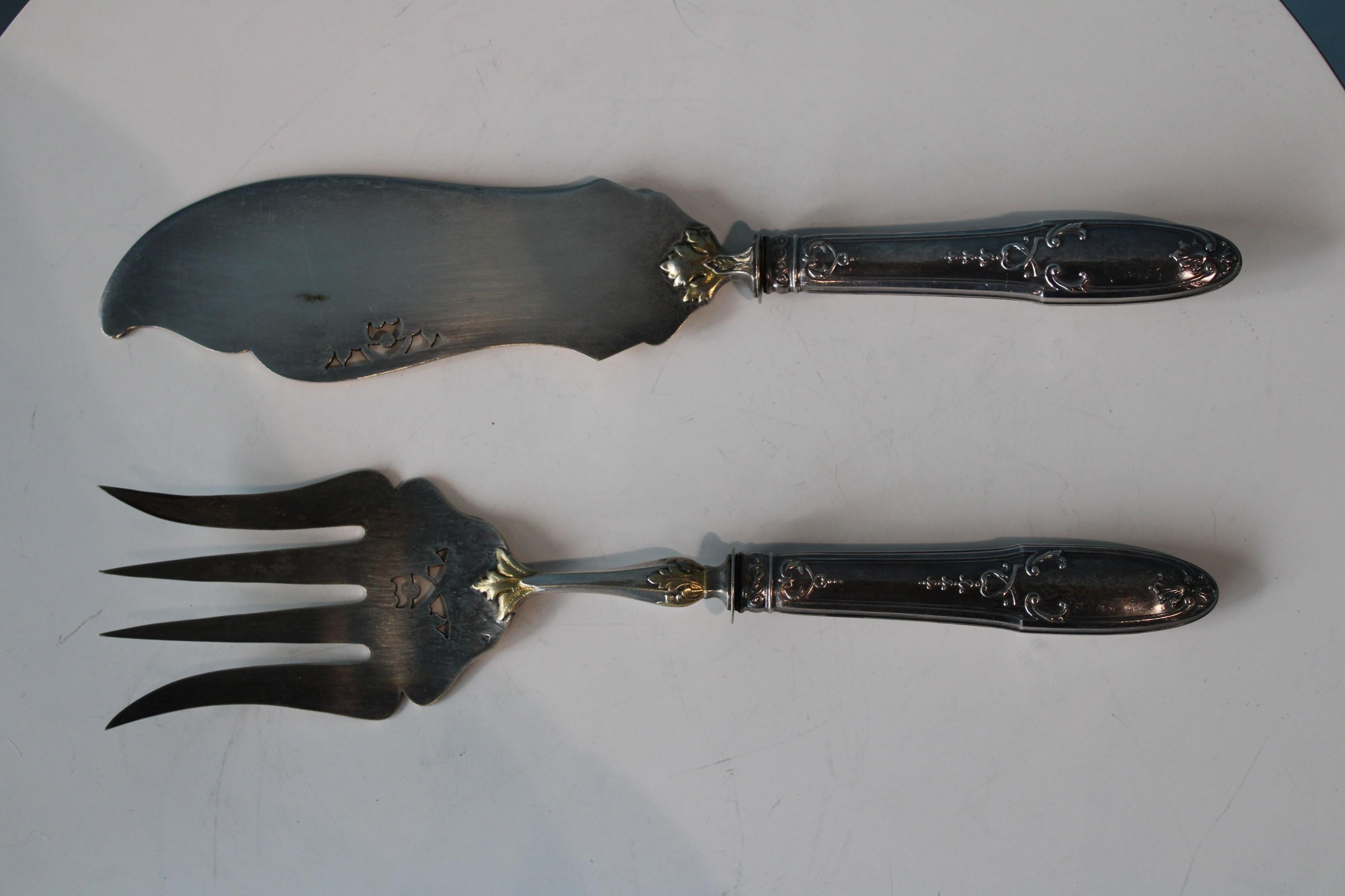 Silver and gold metal serving cutlery in their box For Sale 4