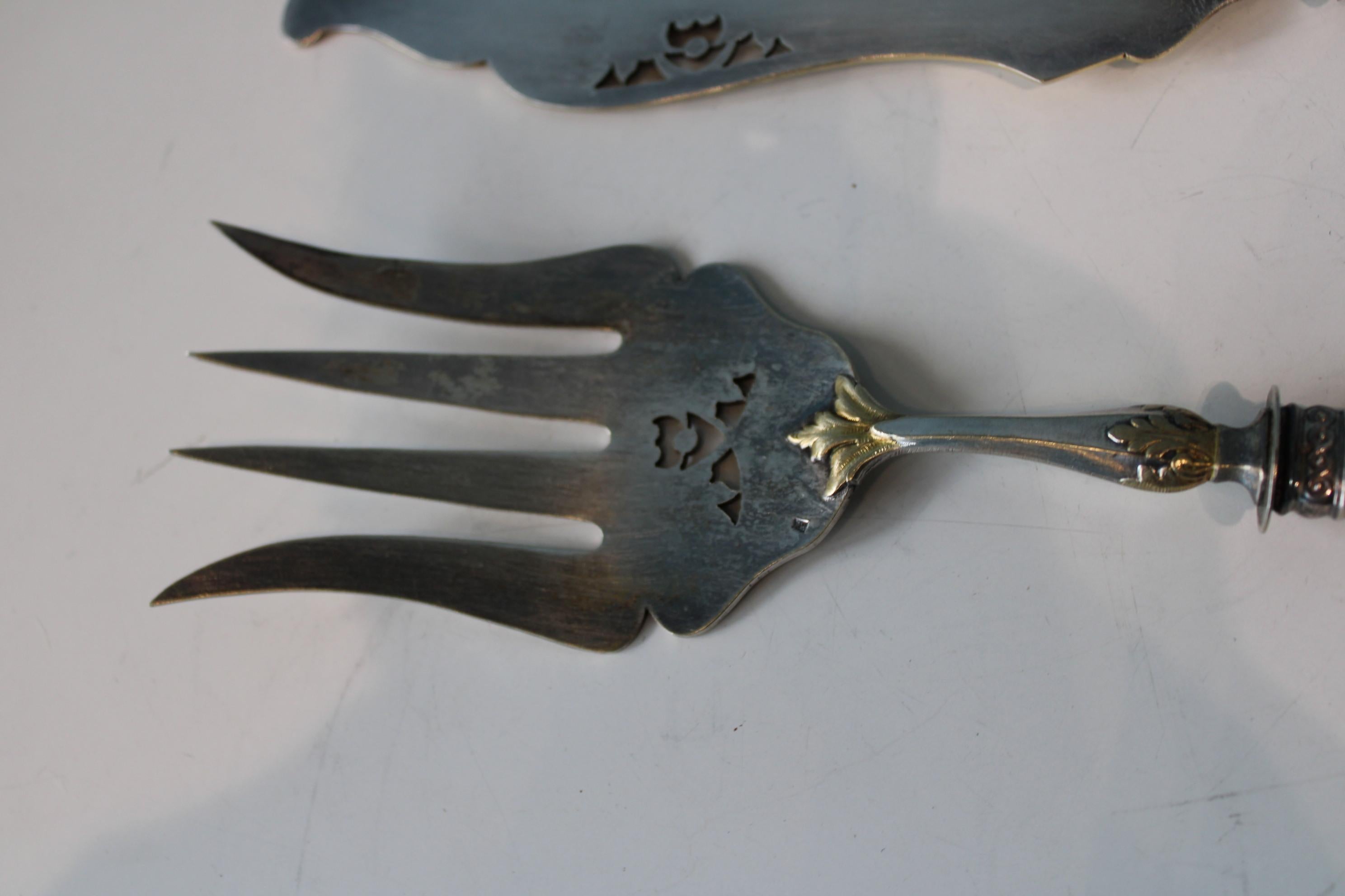 Silver and gold metal serving cutlery in their box For Sale 5
