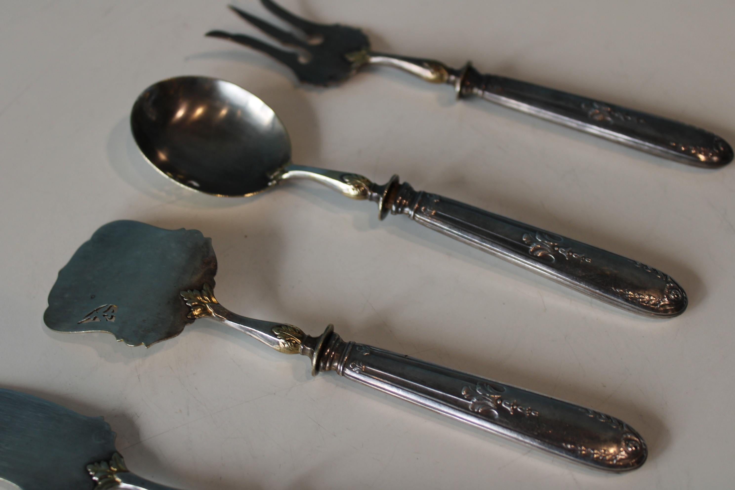 Silver and gold metal serving cutlery in their box For Sale 7